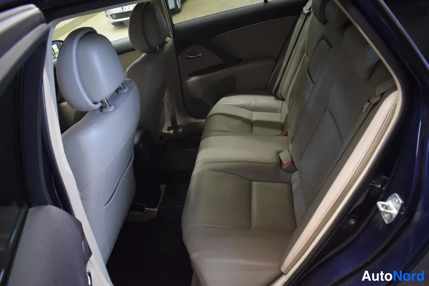 Sininen Toyota Avensis 2009, takaistuimet, kuva 13