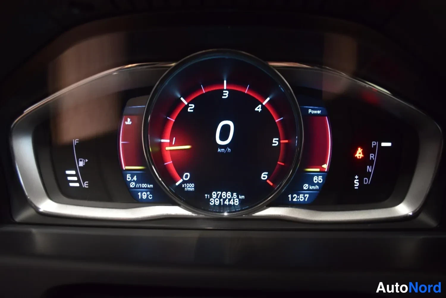 Yksityiskohta: Digitaalinen mittaristo näyttää 391448 km, 19 °C ulkolämpötilan ja kellon 12:57.