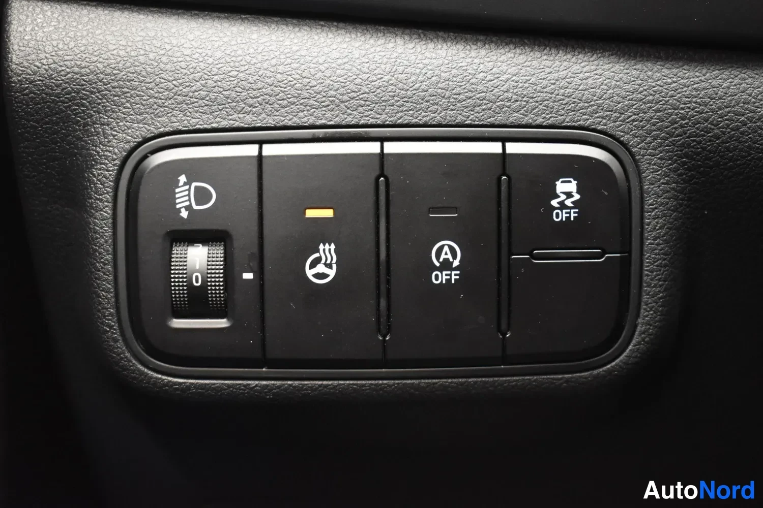Muu: Kojeiston painikeryhmä: valonkorkeudensäädin, ohjauspyörän lämmitys, auto start stop OFF ja ESP OFF.