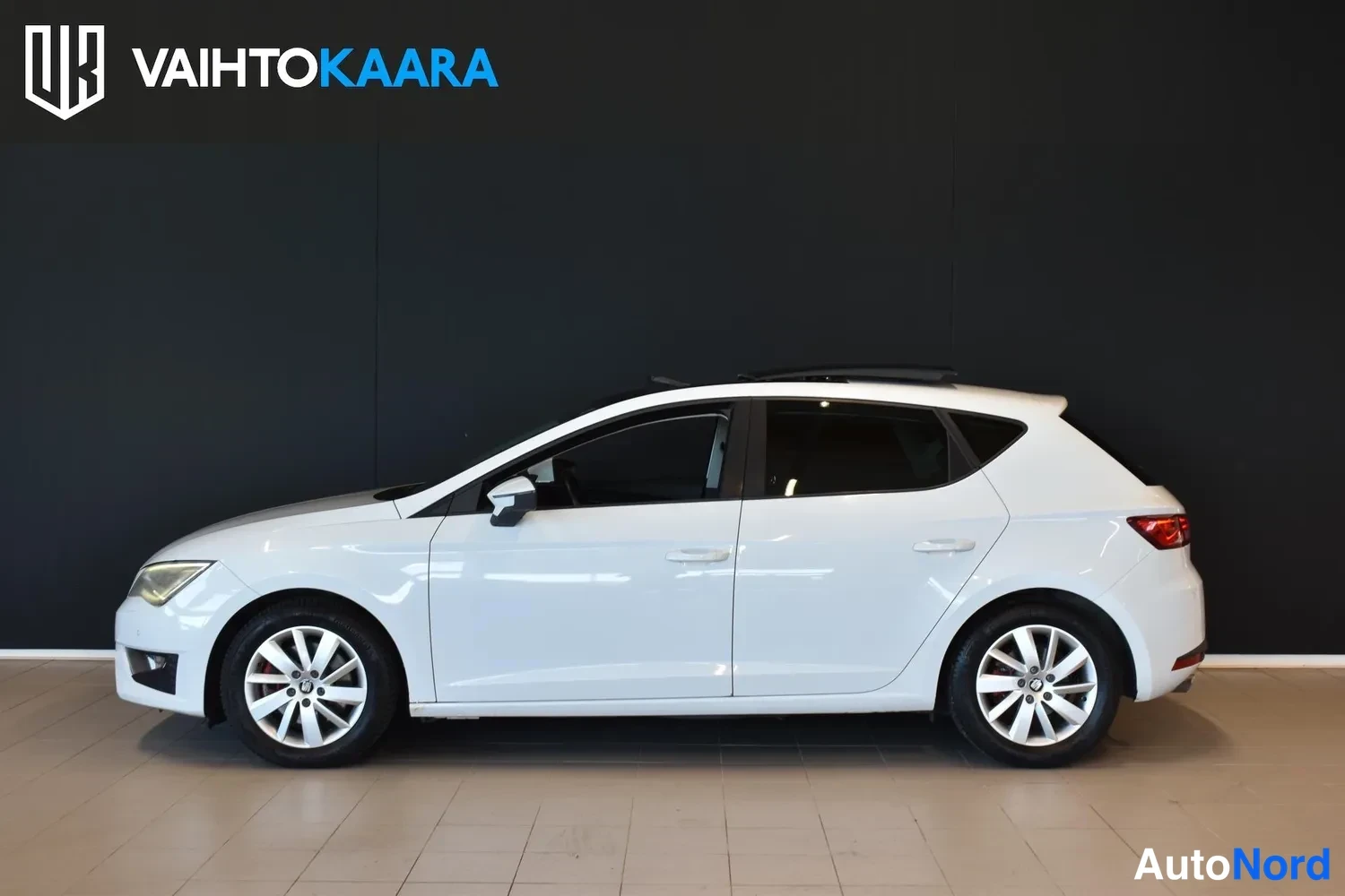 Sivulta: Valkoinen Seat Leon sivusta vasemmalta katsottuna.