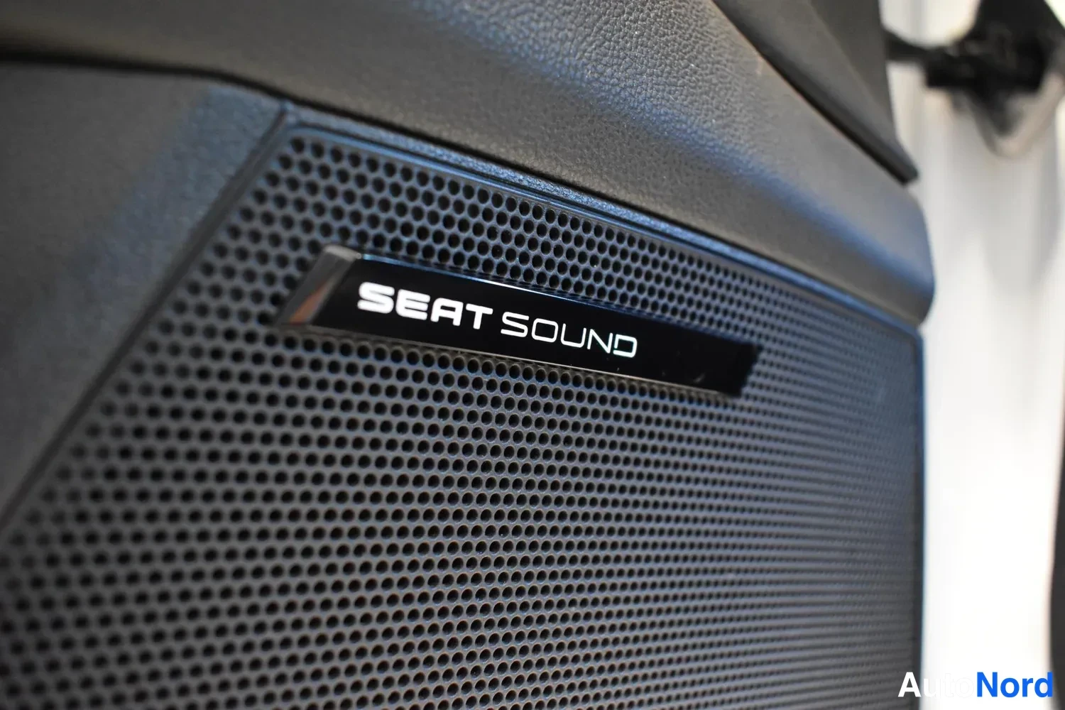 Muu: Kaiutinrekisterissä on SEAT SOUND -merkintä.