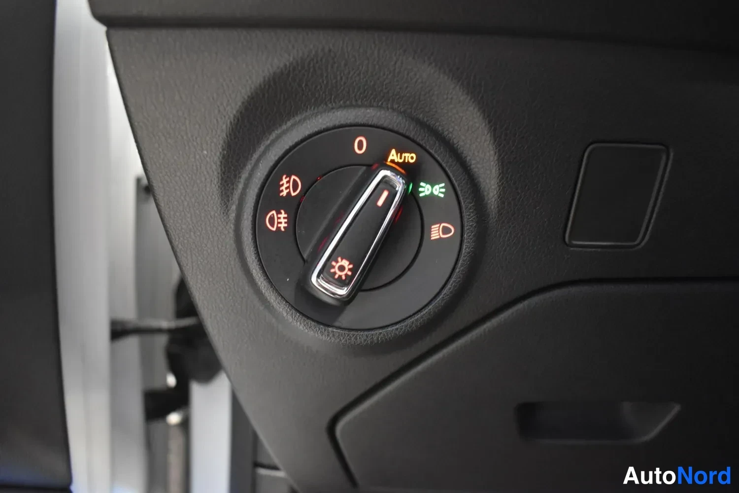 Muu: Sisätilakuva: pyörrekytkin ajovaloilla, jossa Auto-asento ja sumuvalojen merkit näkyvät.