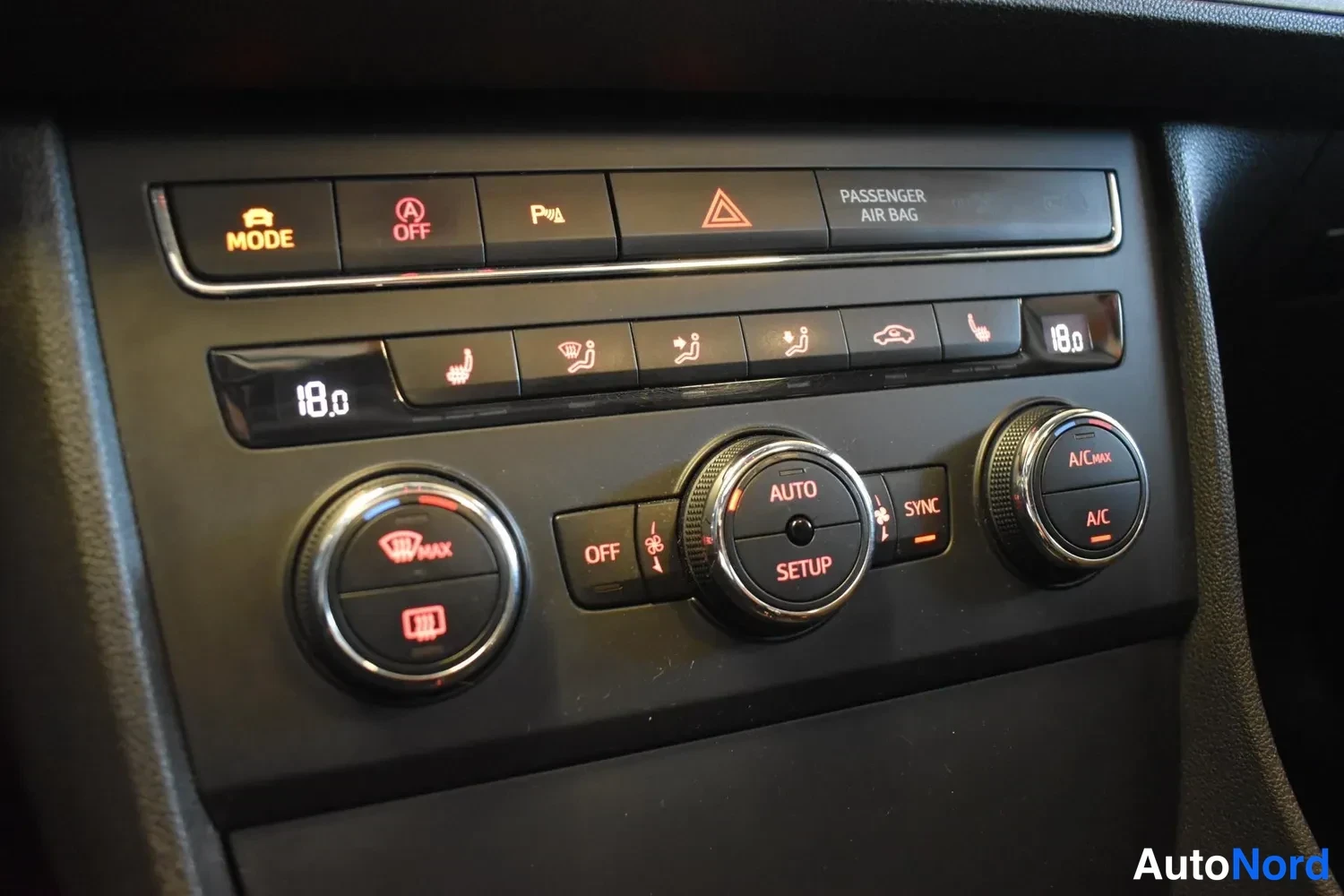 Muu: Keskiöconsolen ilmastointipaneeli: kaksivyöhykekleima, AUTO-, SYNC-, A/C- ja A/C MAX -näppäimet, lämpötila 18,0.