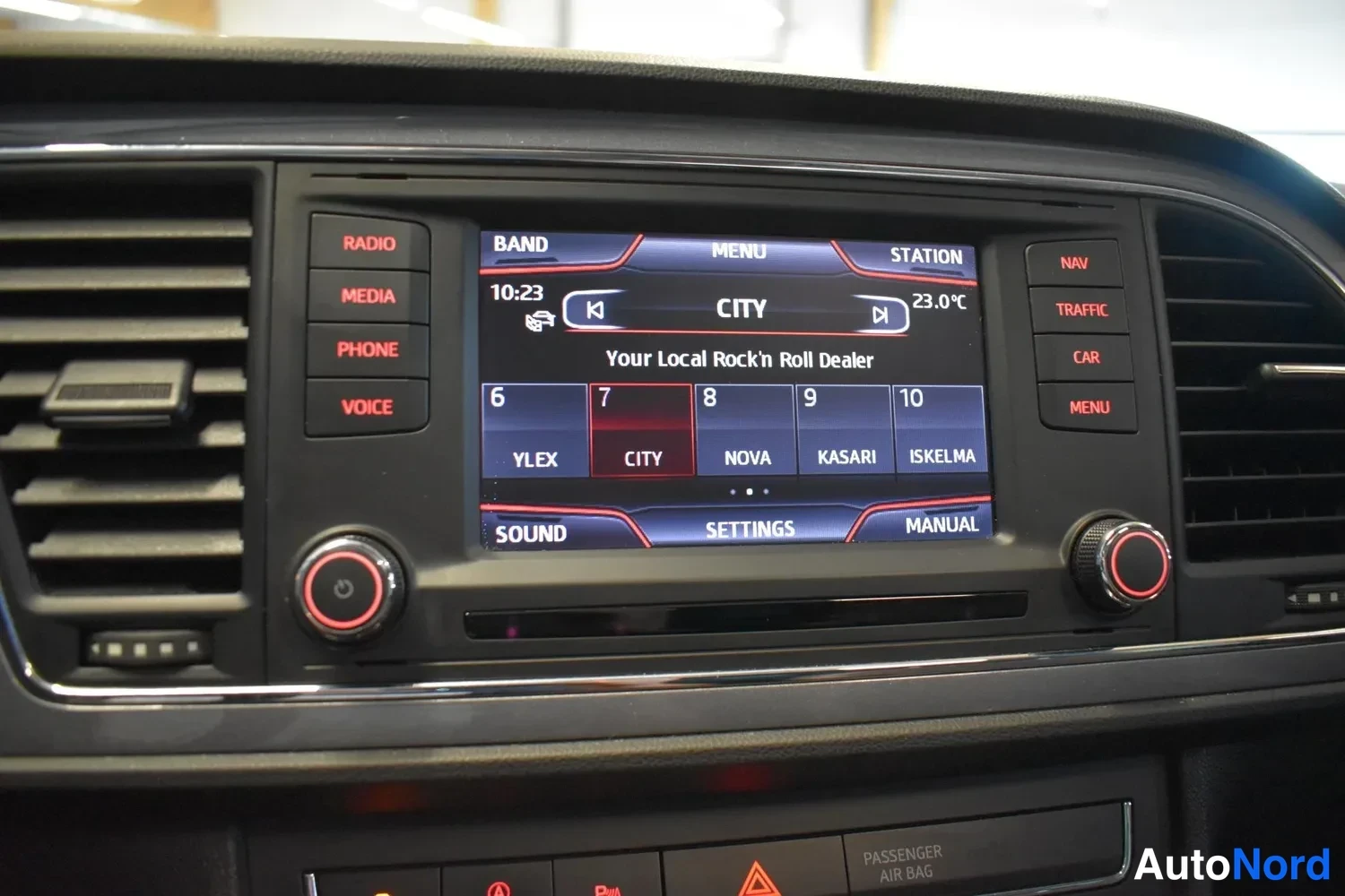 Muu: Kojelaudan keskialue: kosketusnäyttö näyttää radiolistaa (YLEX, CITY, NOVA, KASARI, ISKELMA) ja keliruutuja, ympärillä RADIO-, MEDIA-, PHONE-, VOICE-, NAV-, TRA