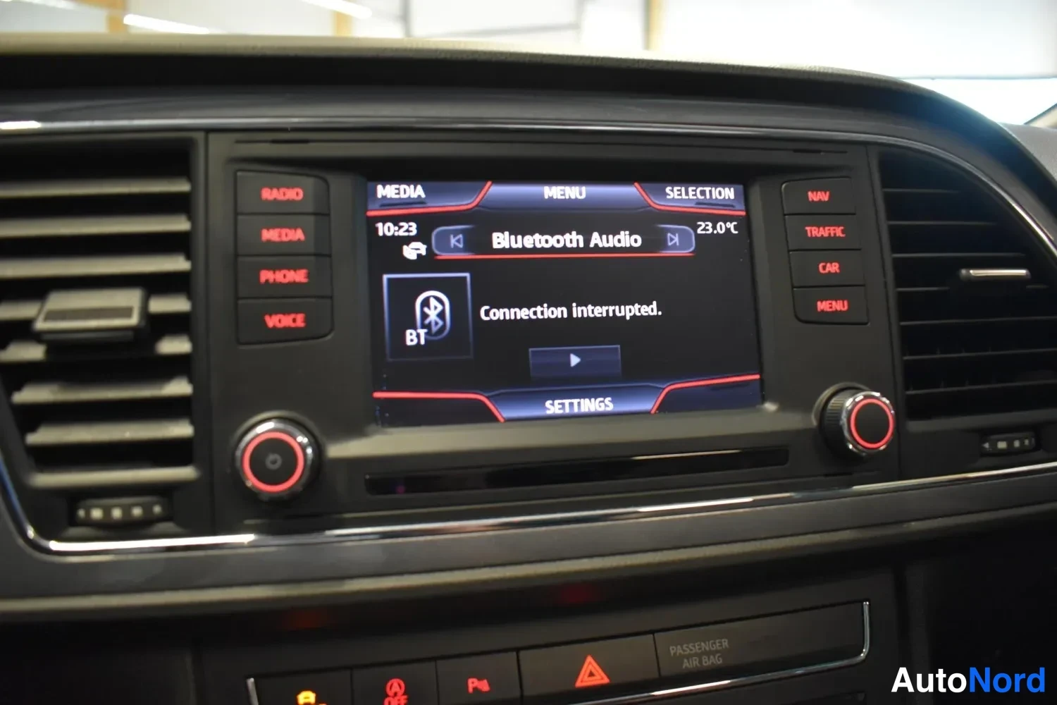 Muu: Kojelaudan keskuskonsoli: kosketusnäyttö näyttää MEDIA-valikon ja tekstiin 'Bluetooth Audio' sekä 'Connection interrupted.', vasemmalla RADIO-, MEDIA-, PHONE- j