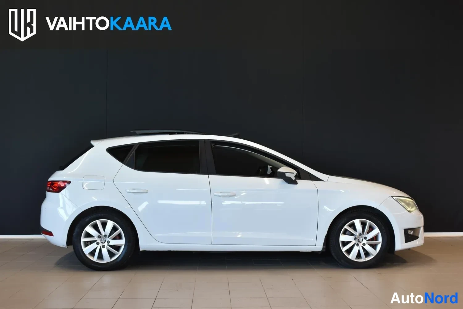 Sivulta: Valkoinen Seat Leon sivusta oikealta katsottuna.