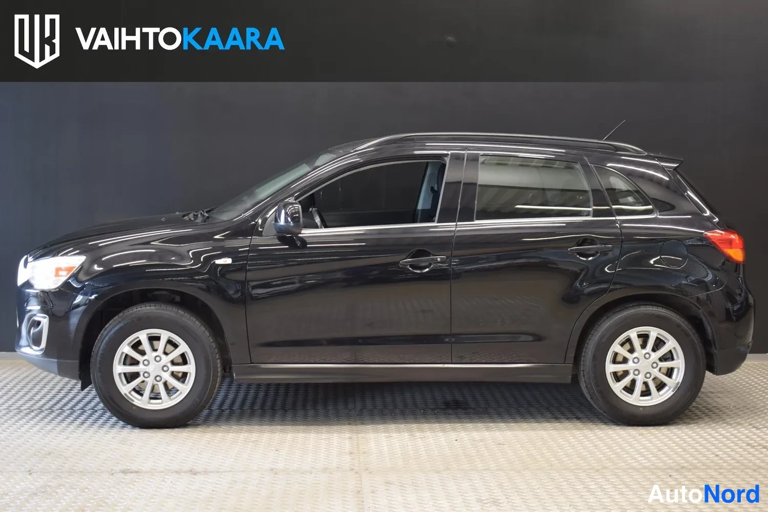 Sivulta: Musta Mitsubishi ASX sivulta vasemmalta, koko auto näkyvissä.