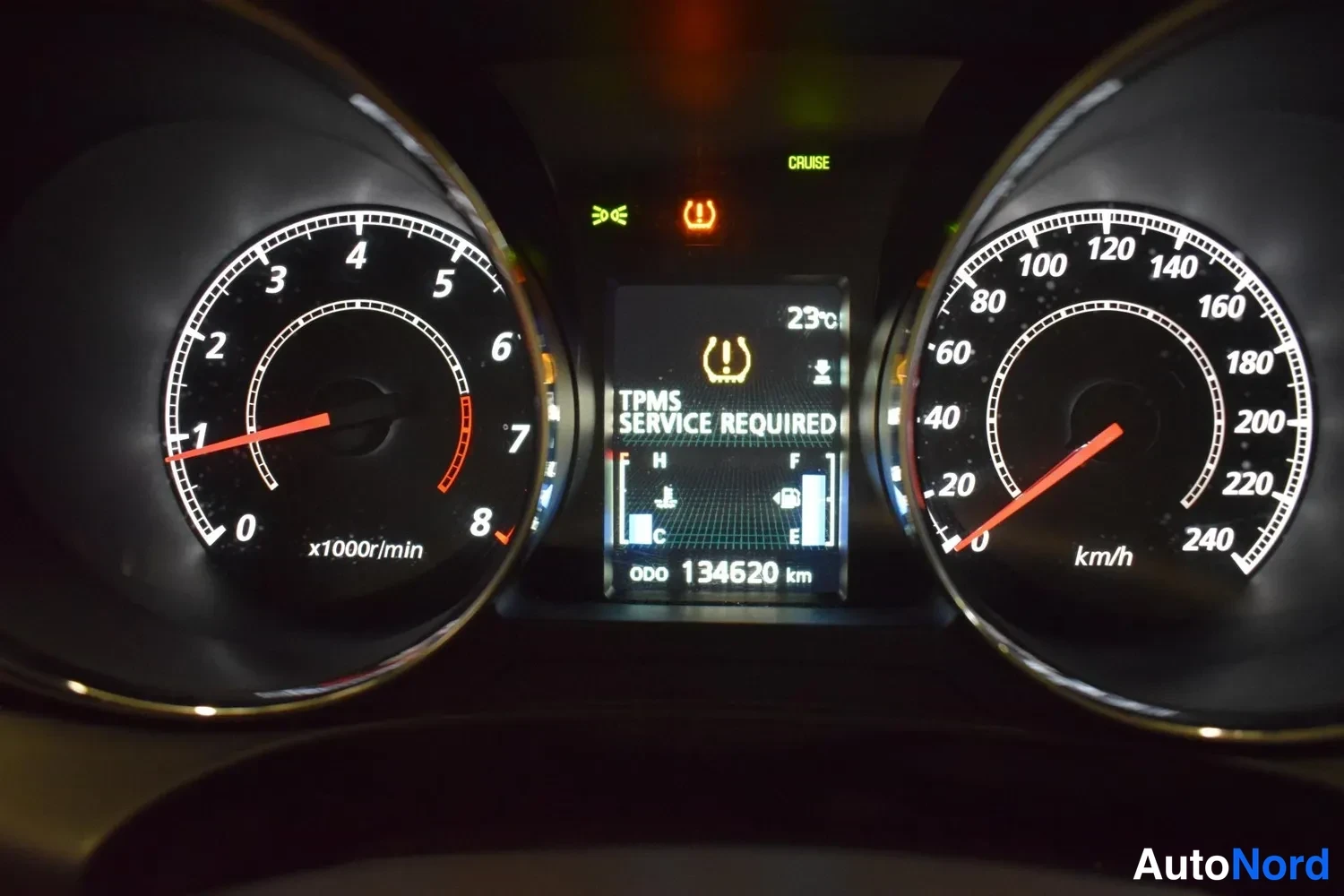 Muu: Mittalauta: nopeusmittari aina 240 km/h asti ja kierroslukumittari aina 8 x1000r/min asti, näytössä TPMS SERVICE REQUIRED -varoitus ja ODO 134620 km.