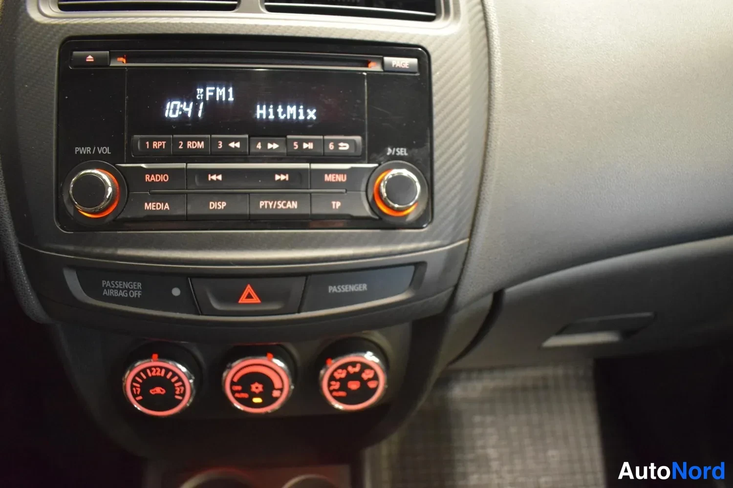 Muu: Keskikonsolin radio ja manuaaliset ilmastointiasetimet: FM1 104.1 HitMix -radio, seuraavat painikkeet RADIO, MEDIA, DISP, PTY/SCAN, TP, MENU.