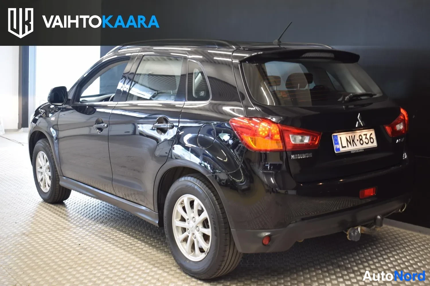 Takaviisto: Musta Mitsubishi ASX taka kolmannes oikealta, takavalot ja kylki näkyvissä, rekisteritunnus.
