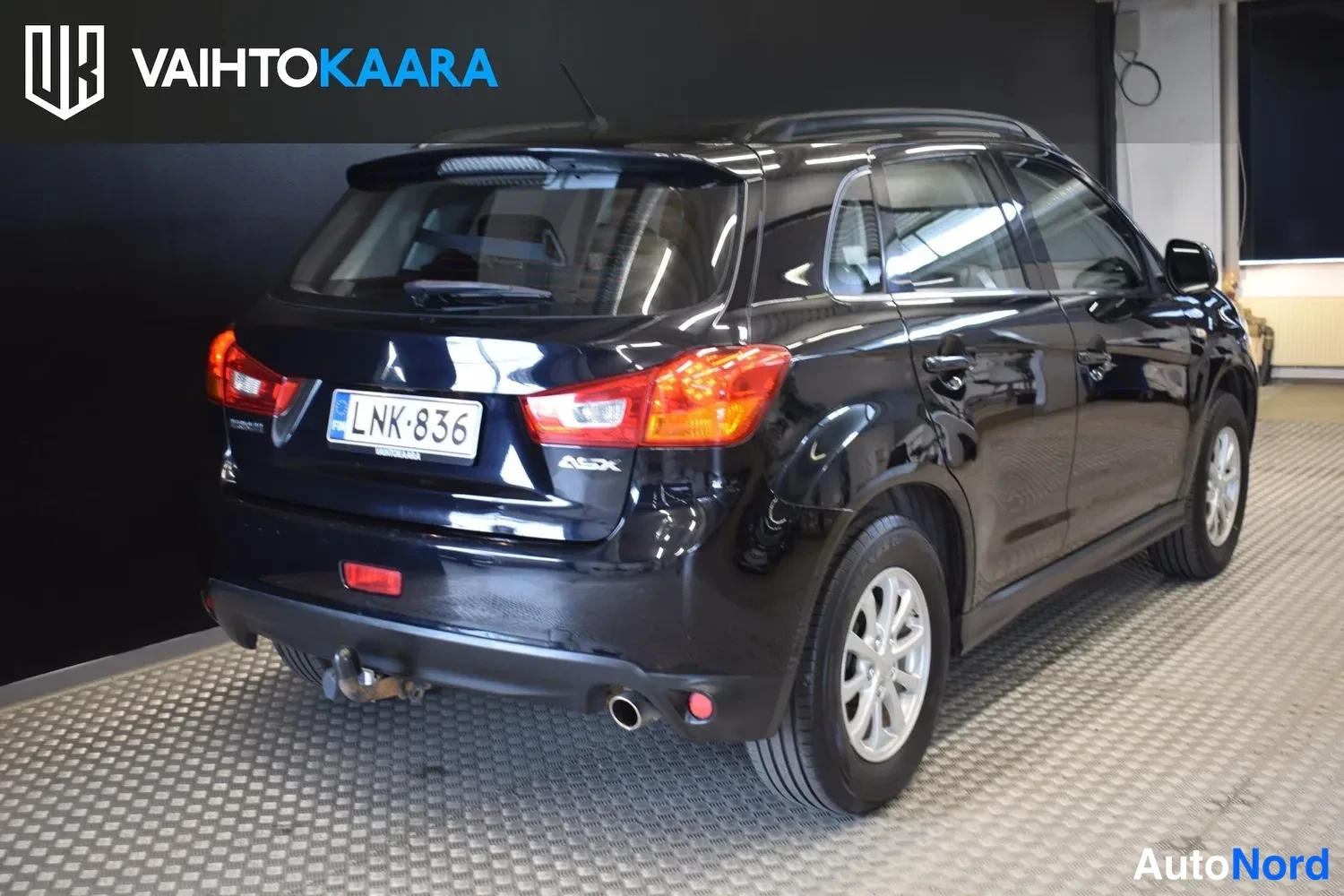 Takaviisto: Musta Mitsubishi ASX taka kolmannes vasemmalta, takavalot ja kylki näkyvissä, rekisteritunnus.