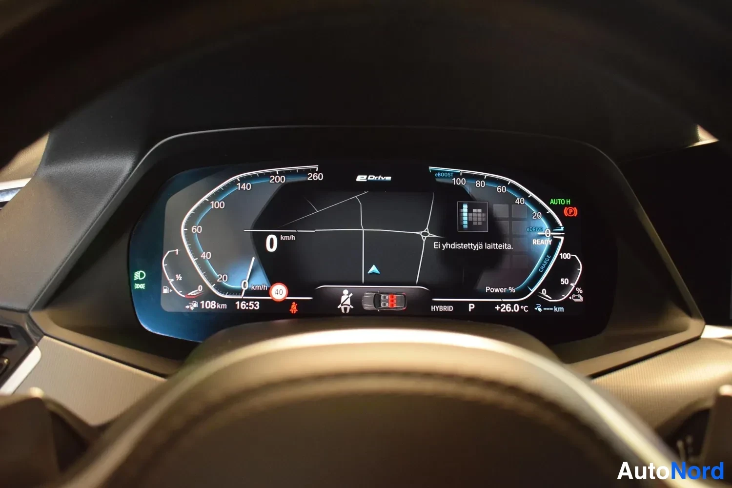 Yksityiskohta: Digitaalinen mittaristo näyttää Hybrid-tilan, nopeusnollan ja 108 km:n tarkennettavan alueen.