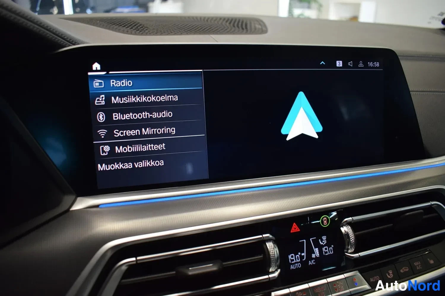 Muu: Infotainment-näytön mediavalikko kohdilla Radio, Musiikkikokoelma, Bluetooth-audio, Screen Mirroring ja Mobiililaitteet; ilmastointipaneelissa 19,0 AUTO ja 19,0