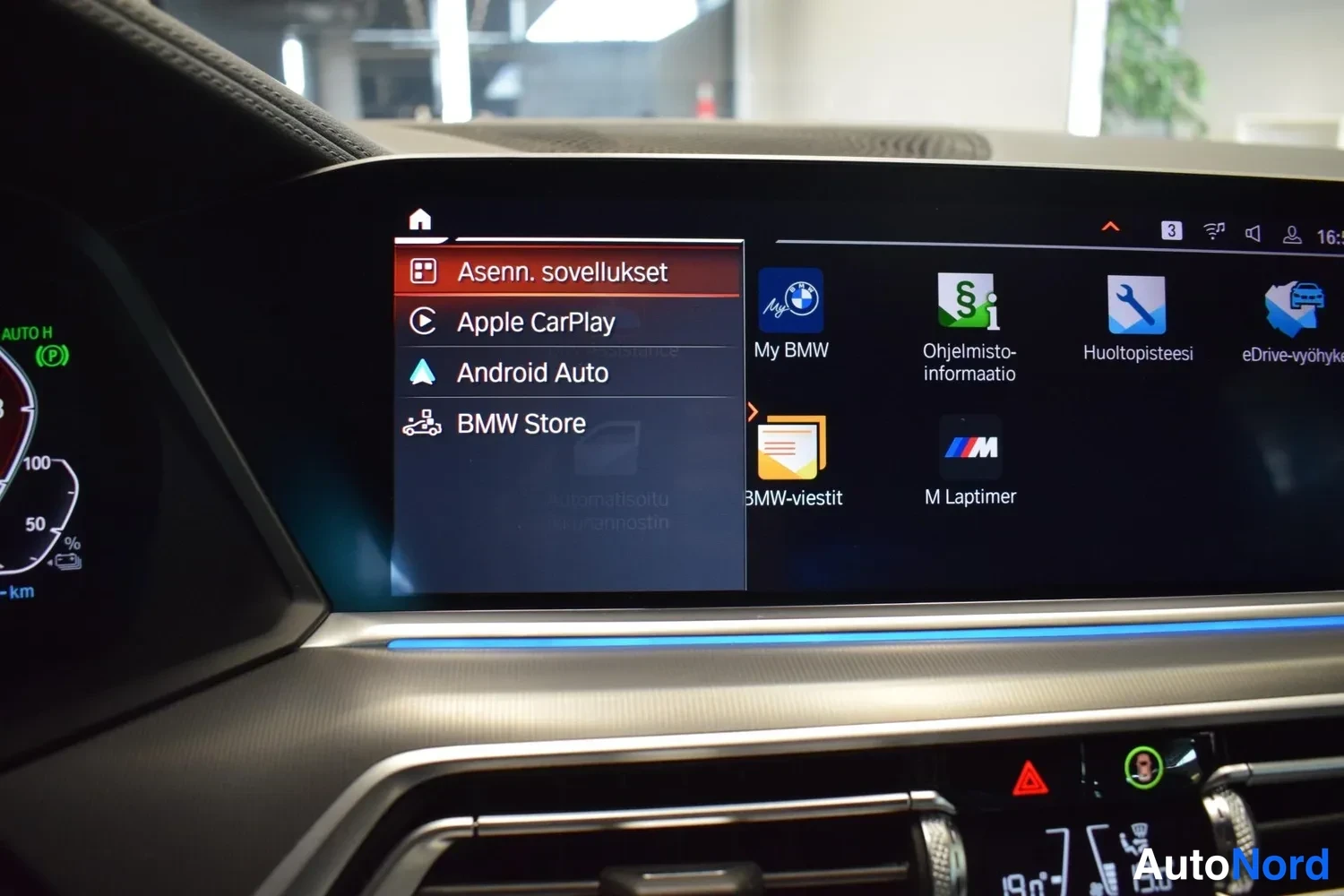 Muu: Infotainment-näytön sovellusvalikko: Asenn. sovellukset, Apple CarPlay, Android Auto ja BMW Store; oikealla kohtia My BMW, Ohjelmisto-informaatio, Huoltopistees