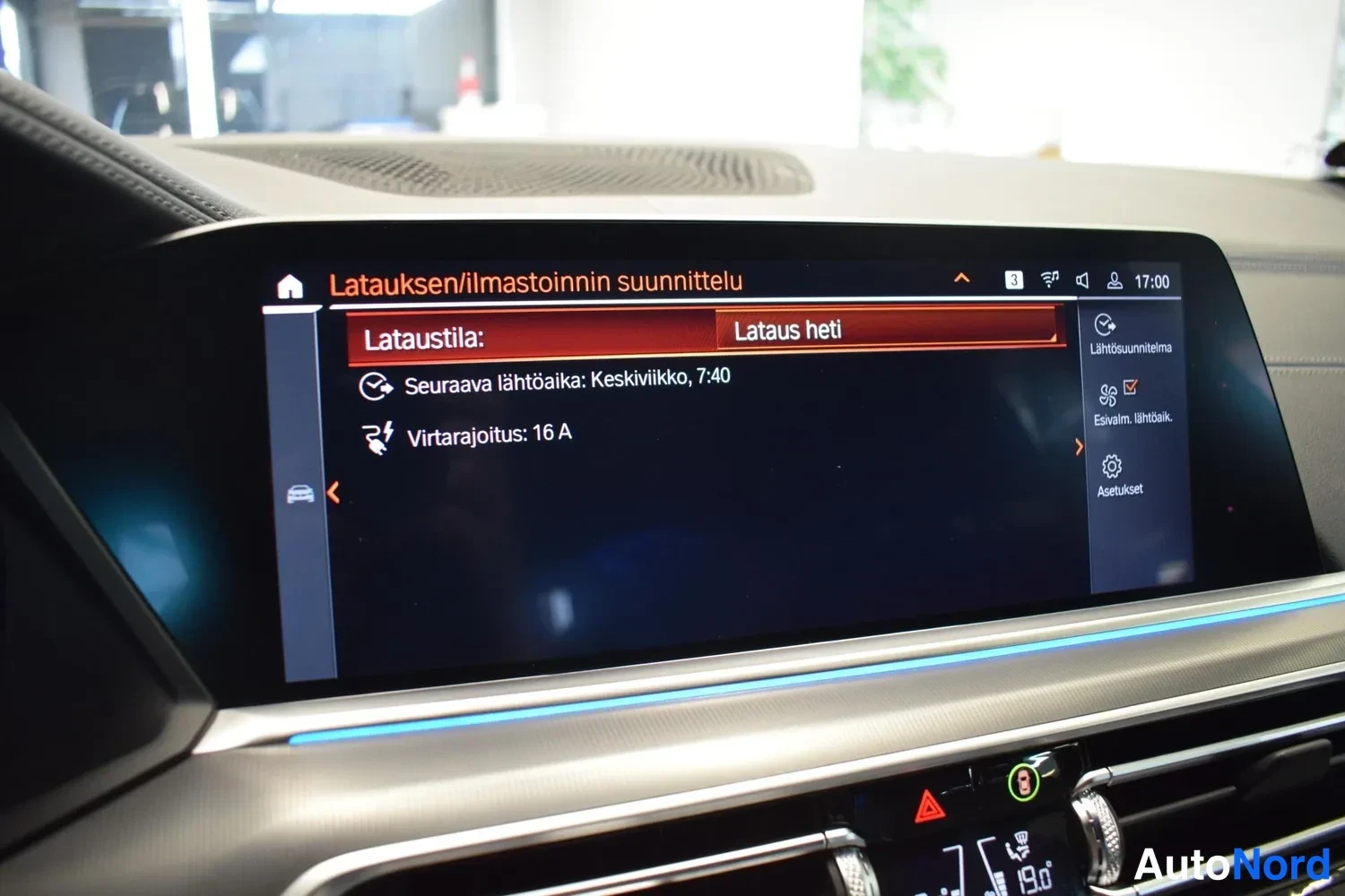 Muu: Infotainment-näyttö näyttää Latauksen/ilmastoinnin suunnittelu -sivua: lataustila Lataa heti, seuraava lähtöaika keskiviikko 7:40, virtarajoitus 16 A.