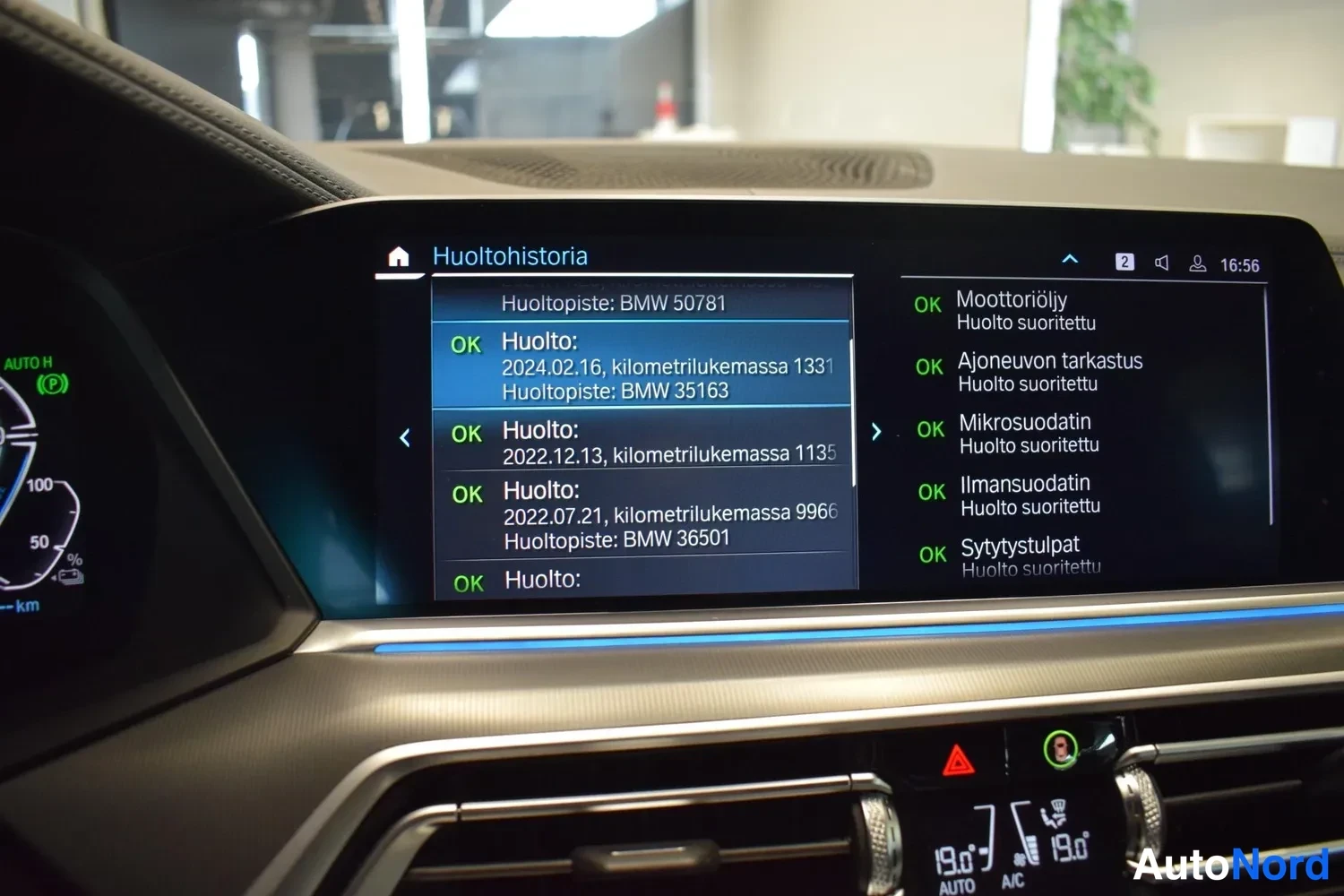 Muu: Infotainment-näytön Huoltohistoria-sivu huolloilla 2022 ja 2024 sekä oikealla listalla suoritetut toimenpiteet kuten Moottoriöljy, Ajonvuon tarkastus, Mikrosuod
