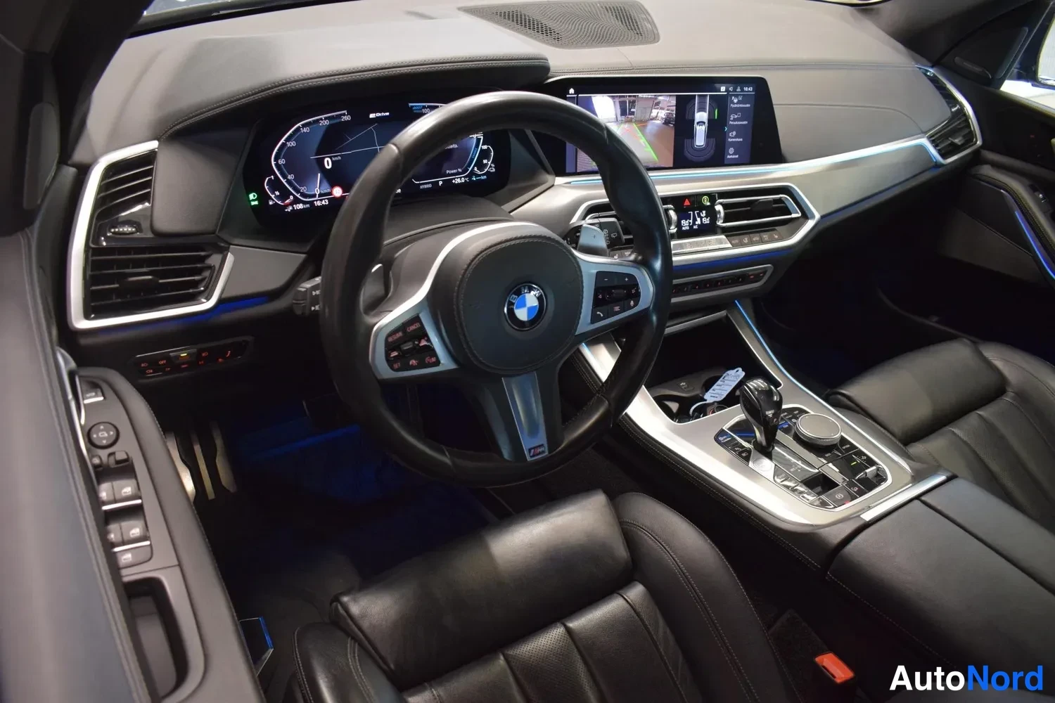 Muu: BMW-ohjauspyörä, digitaalinen mittaristo, kosketusnäyttö ja mustat nahkaistuimet.