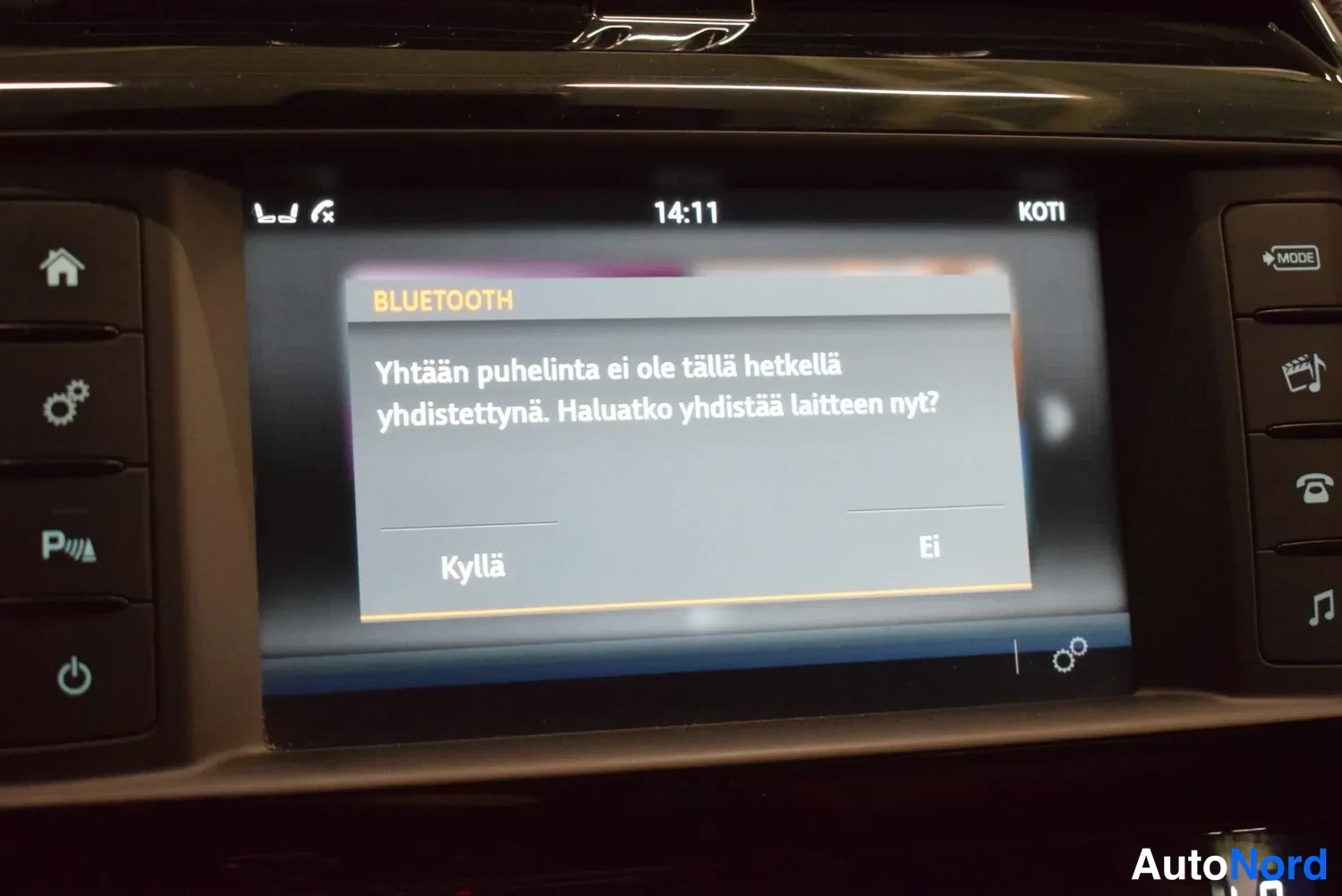 Yksityiskohta: Kojelaudan näyttö avaa BLUETOOTH-ikkunan kysymällä Yhtään puhelinta ei ole tällä hetkellä yhdistettynä. Haluatko yhdistää laitteen nyt? vaihtoehdoilla Kyllä ja