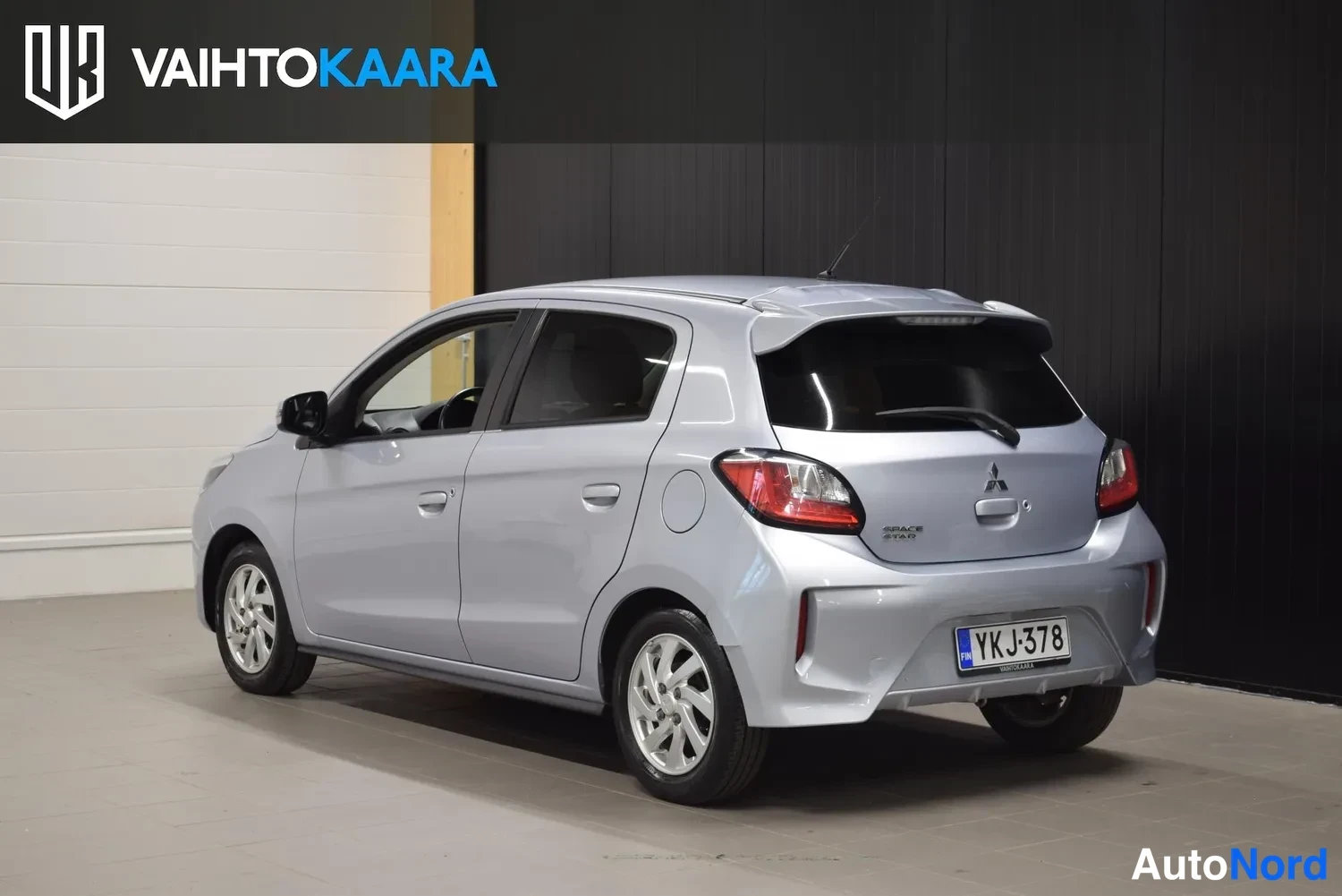 Takaviisto: Hopeanharmaa Mitsubishi Space Star -viistoperä takaosoittain oikealta, rekisterikilpi.
