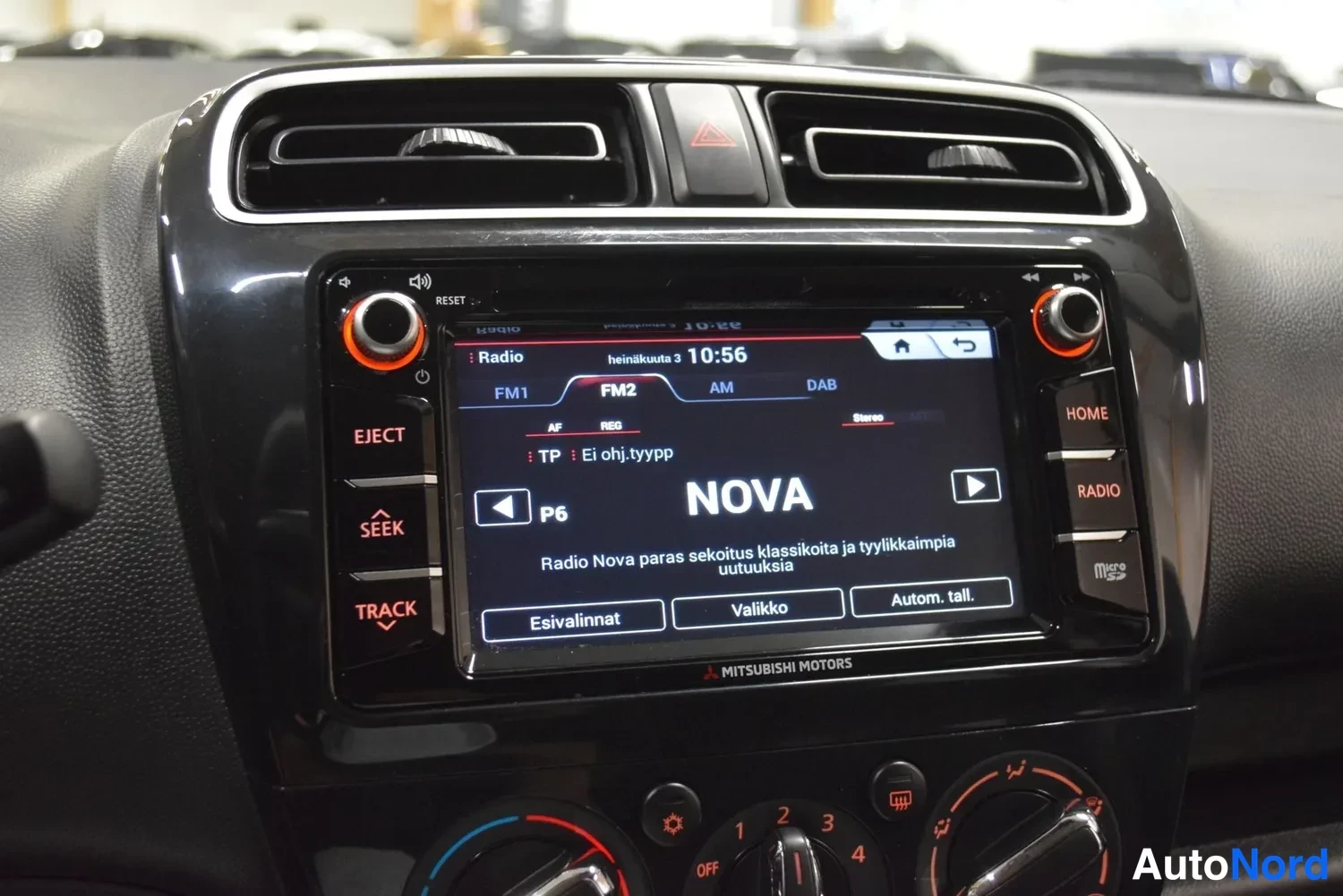 Yksityiskohta: Kojelaudan äänentoistojärjestelmän näyttö, jossa radioasema Nova viritettynä.