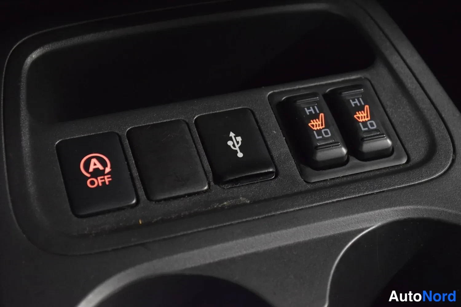 Yksityiskohta: Keskikonsolin painikkeet, mukaan lukien start-stop, USB-portti ja penkkilämmityskytkimet.