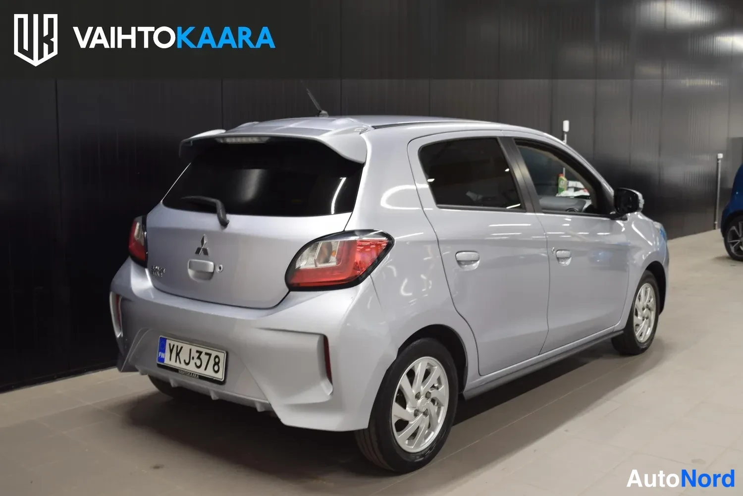 Takaviisto: Hopeanharmaa Mitsubishi Space Star -viistoperä takaosoittain vasemmalta, rekisterikilpi.