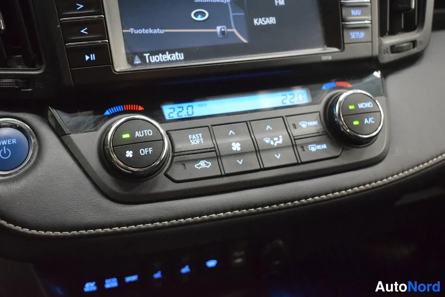 Muu: Kojeiston ilmastointipaneeli AUTO- ja OFF-napeilla, Mono- ja A/C-säädöillä ja 22.0 lämpötilanäytöllä.