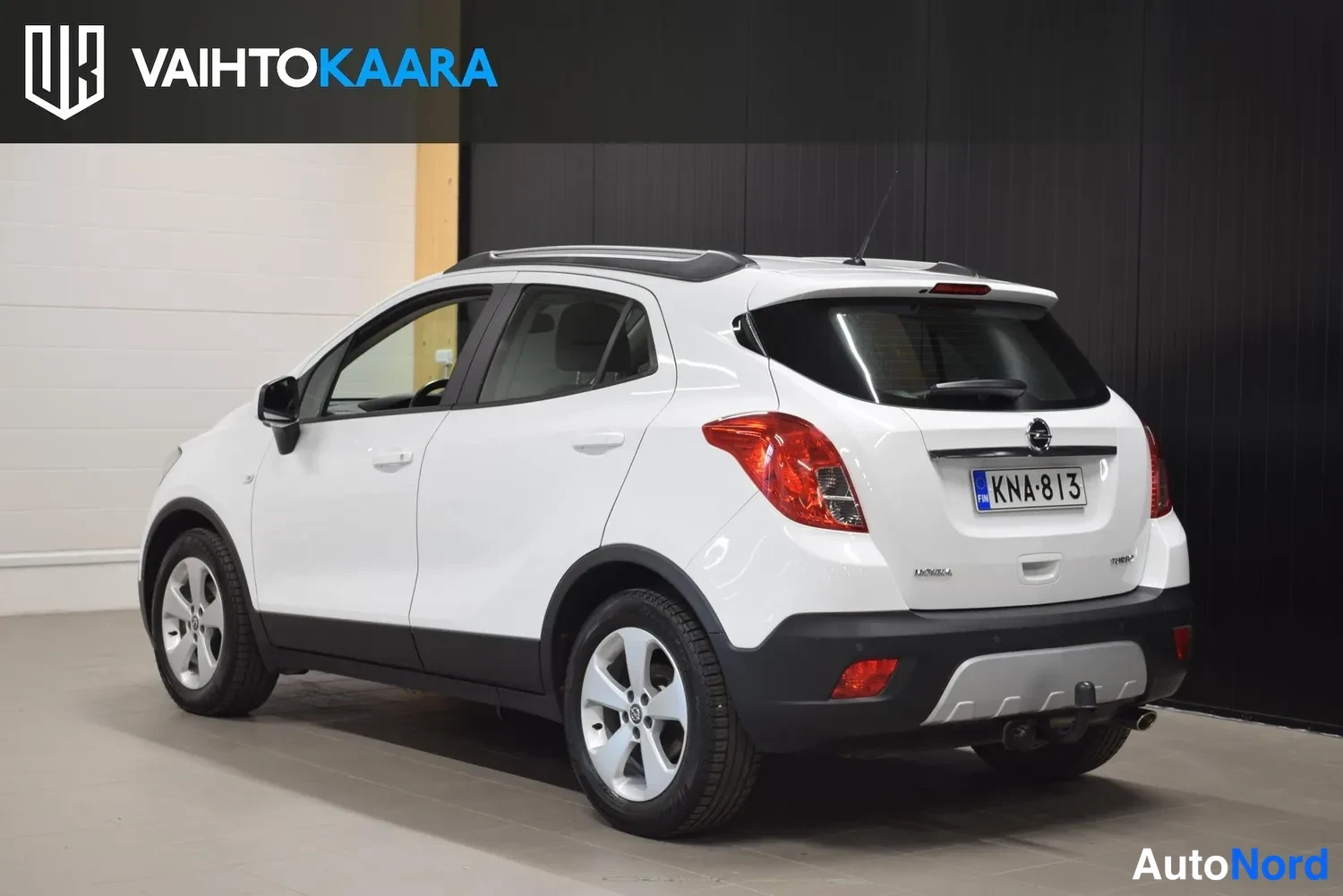 Takaviisto: Valkoinen Opel Mokka takakulmasta, takavalo ja rekisterikilpi näkyvissä.