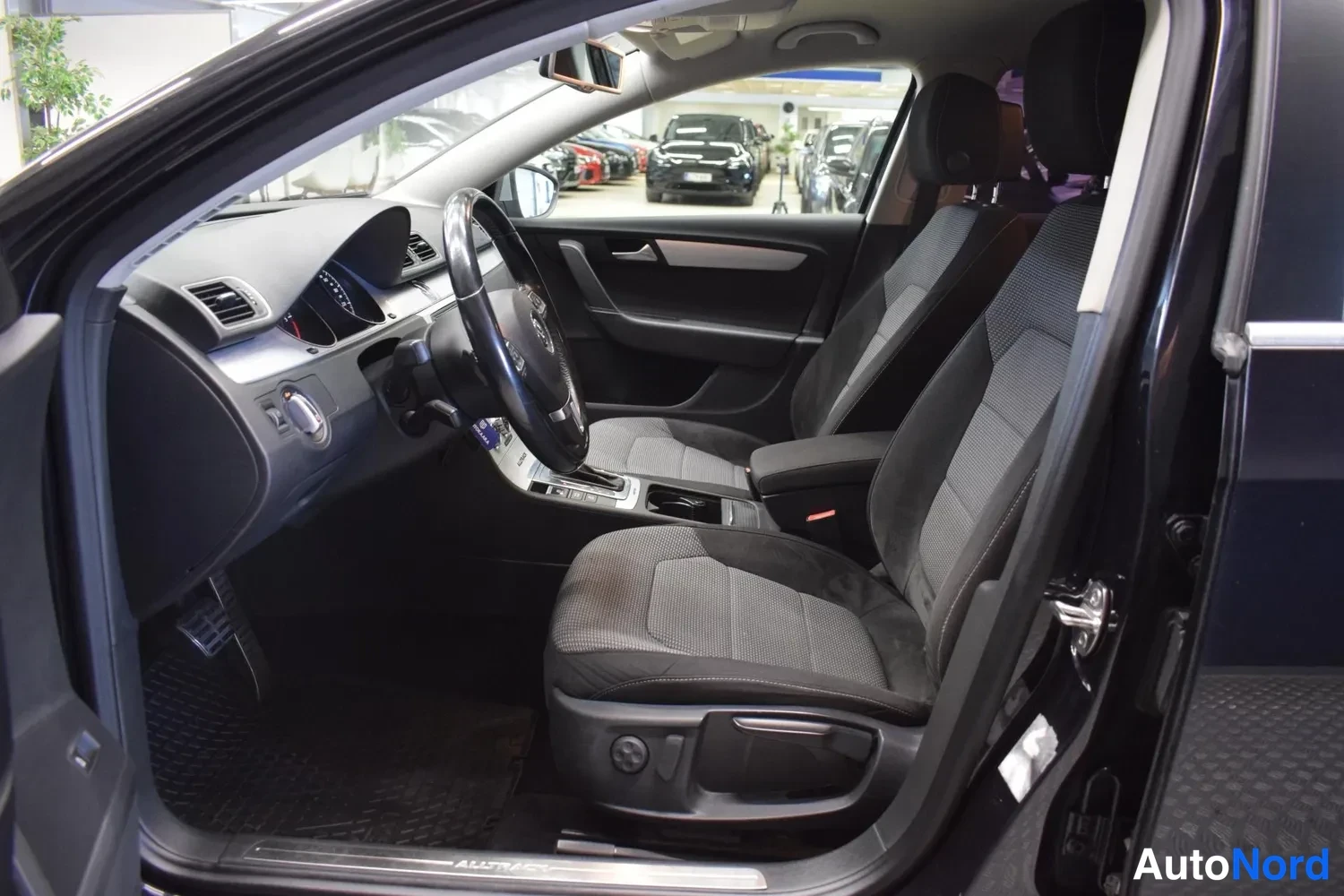 Musta Volkswagen Passat Variant 2013, ulkokuva 7 – Raisio