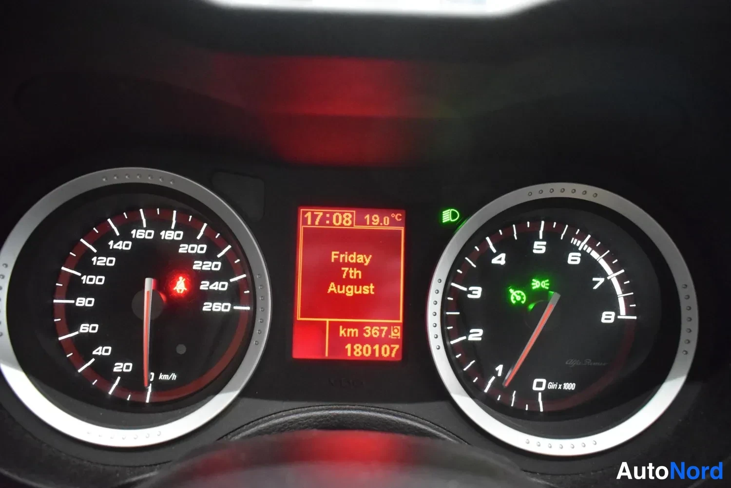 Muu: Mittaristo, jossa nopeusmittari ja kierroslukumittari; näytössä aika 17:08, lämpötila 19,0 °C, Friday 7th August ja km 367, kokonaislukema 180107.