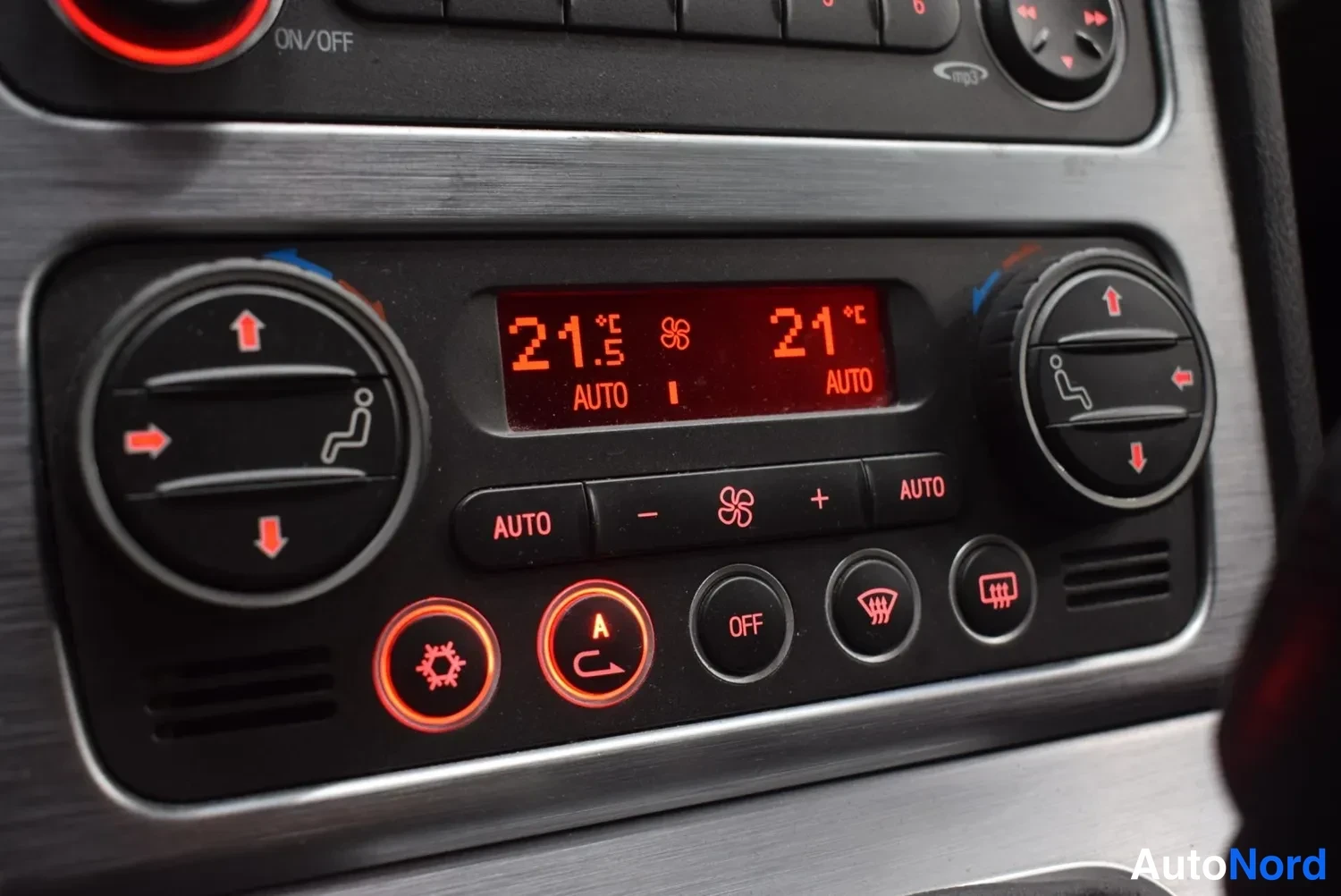 Muu: Auton ilmastointipaneeli: kaksivyöhykkeinen automaattilämpötila 21,5 ja 21 astetta, AUTO-napit, A/C-painike ja OFF-painike.