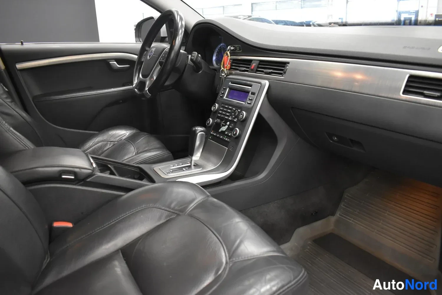 Harmaa Volvo V70 2010, ulkokuva 9 – Raisio