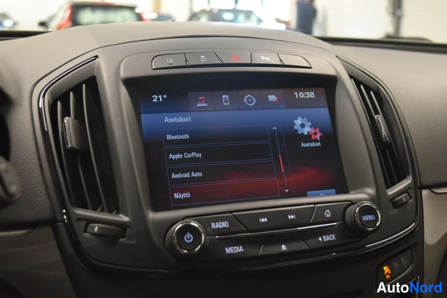 Muu: Kojelaudan infotainment-järjestelmän asetukset-näkymä, jossa valittavissa Bluetooth, Apple CarPlay, Android Auto ja Näyttö.