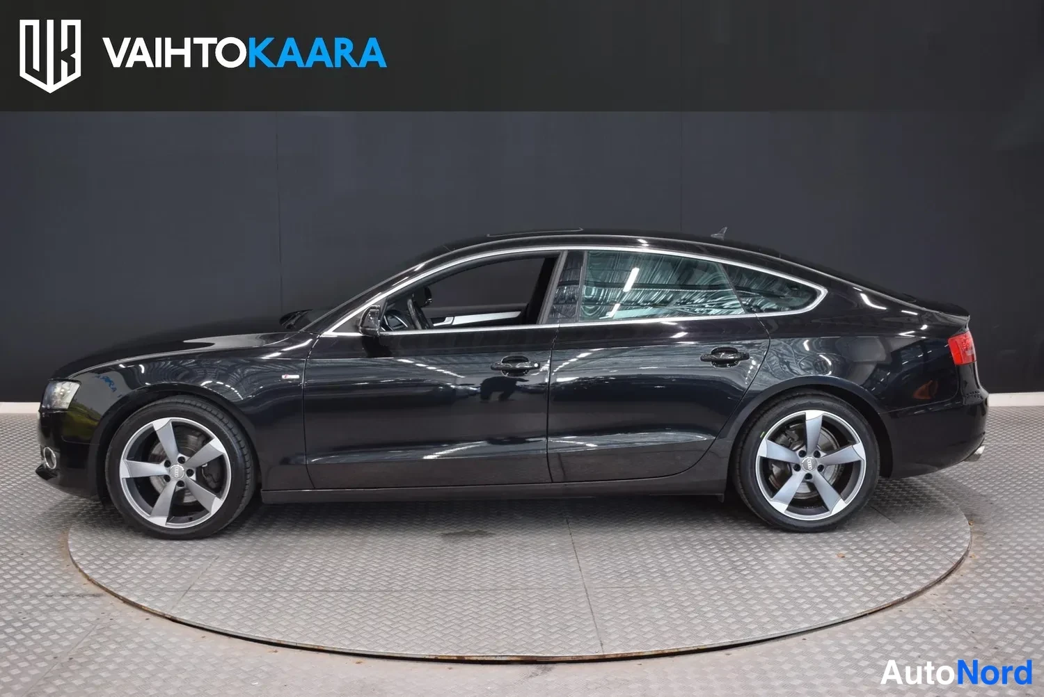 Etuviisto, nokka vasemmalle: Audi A5 Sportback, musta, sivulta
