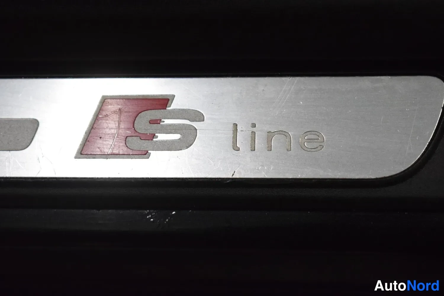 Yksityiskohta: Lähikuva S line -sillapalkista, metallipinta naarmuinen.