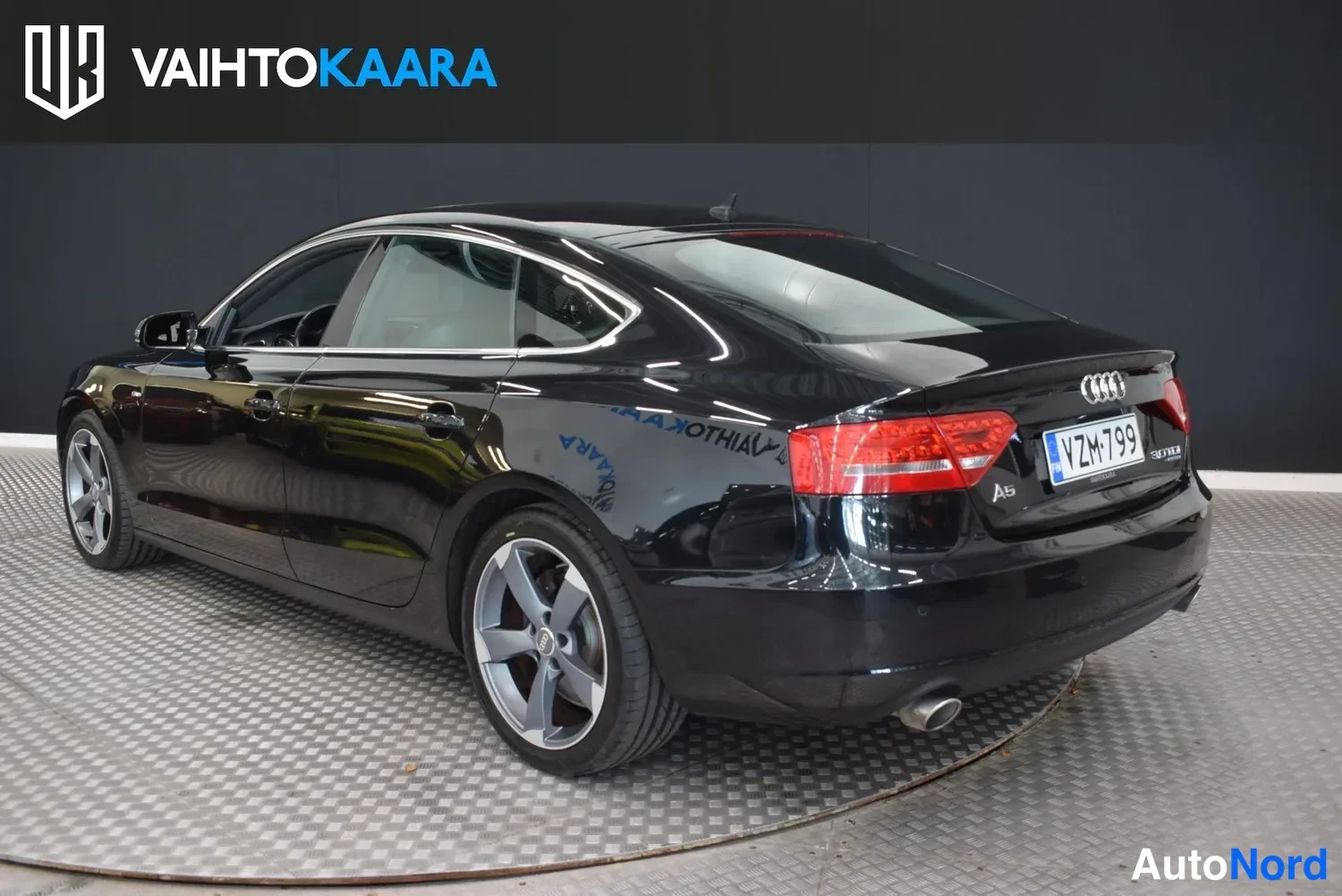 Takaviisto: Audi A5 Sportback, musta, takanurkka oikealta