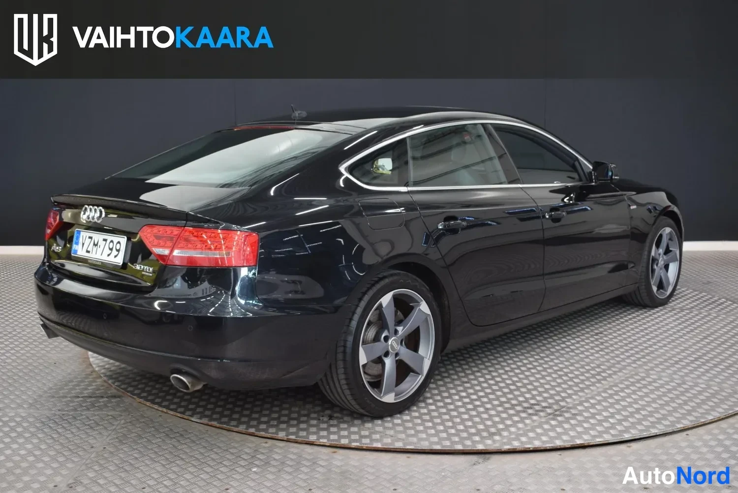 Takaviisto: Audi A5 Sportback, musta, takanurkka vasemmalta