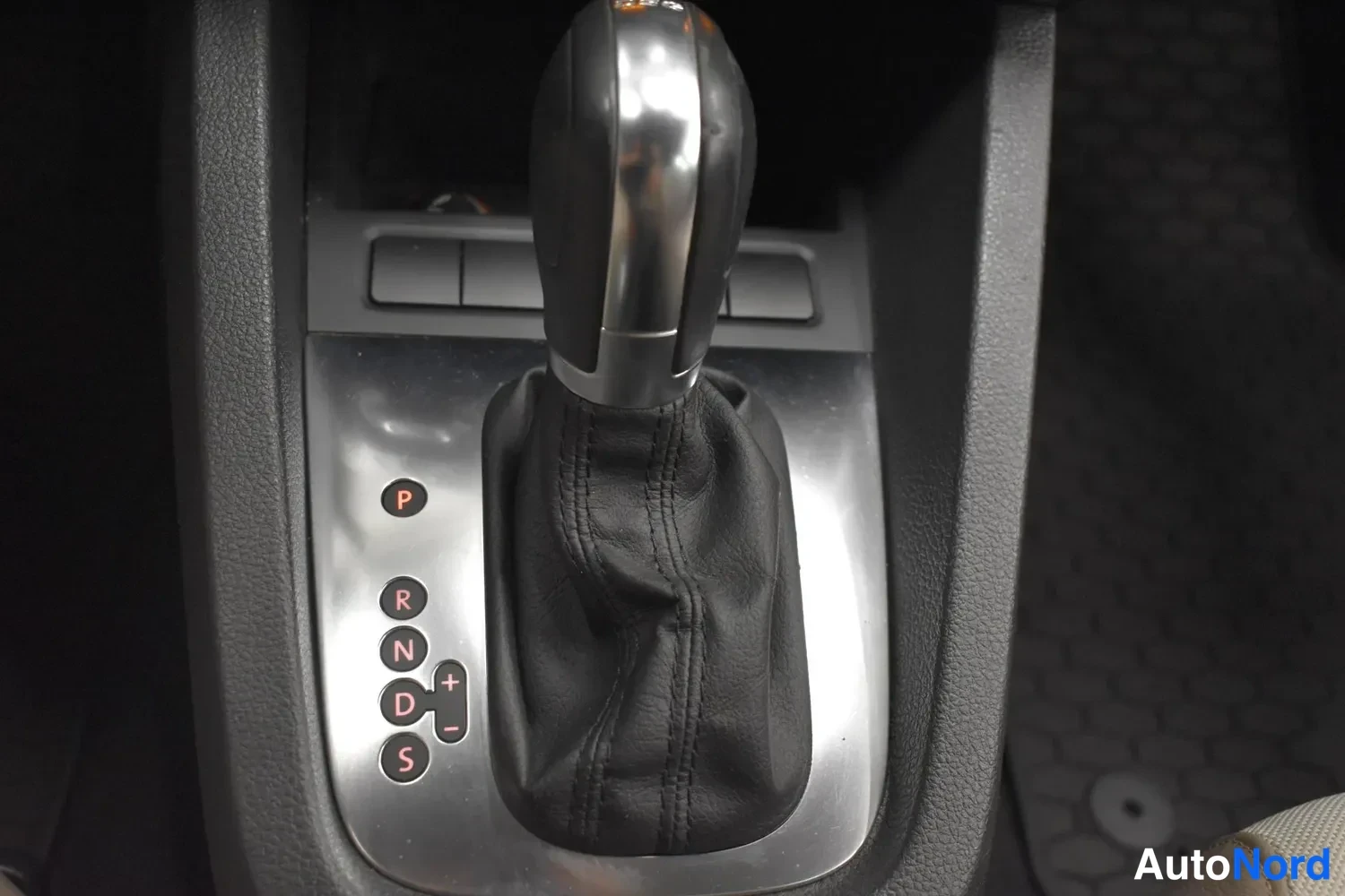 Musta Volkswagen Jetta 2012, ulkokuva 17 – Raisio