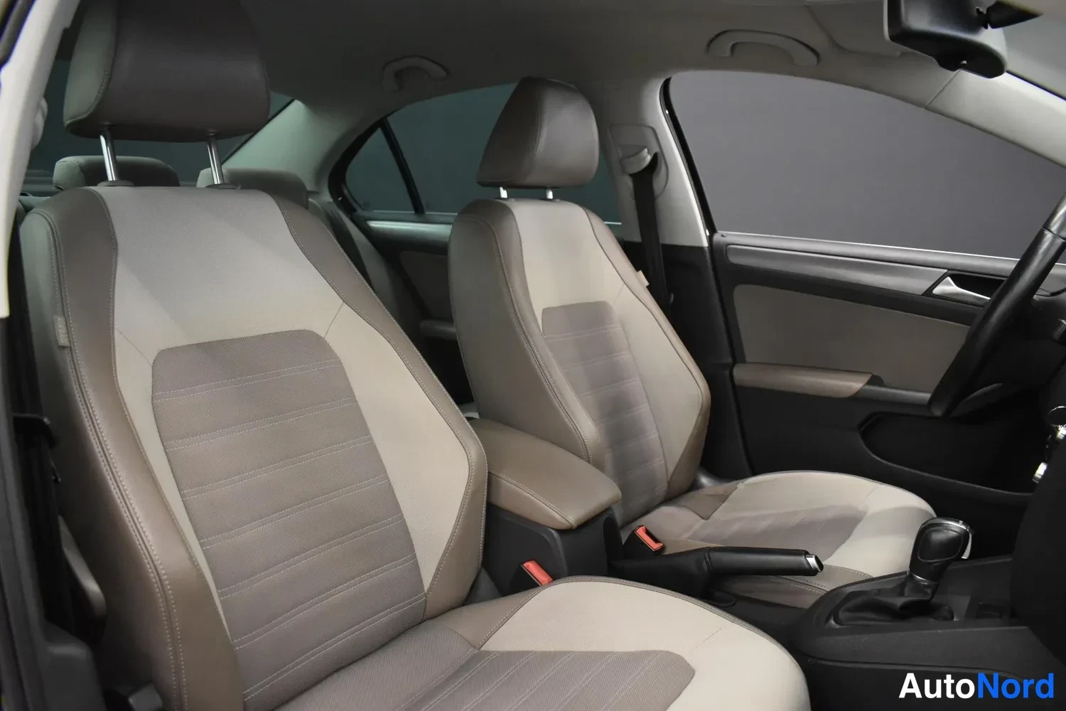 Musta Volkswagen Jetta 2012, ulkokuva 9 – Raisio