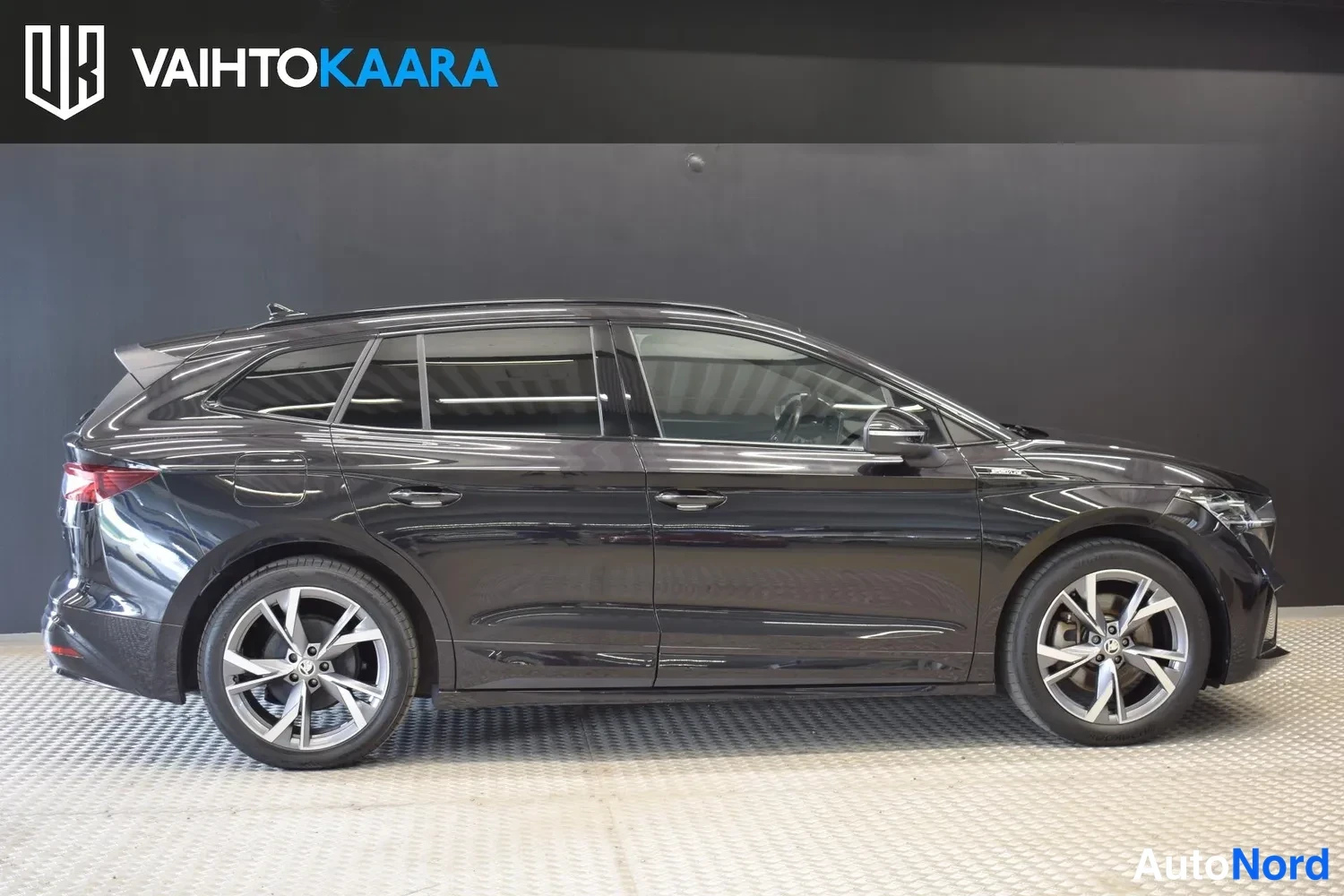 Musta Skoda Enyaq iV 2023, ulkokuva 5 – Raisio