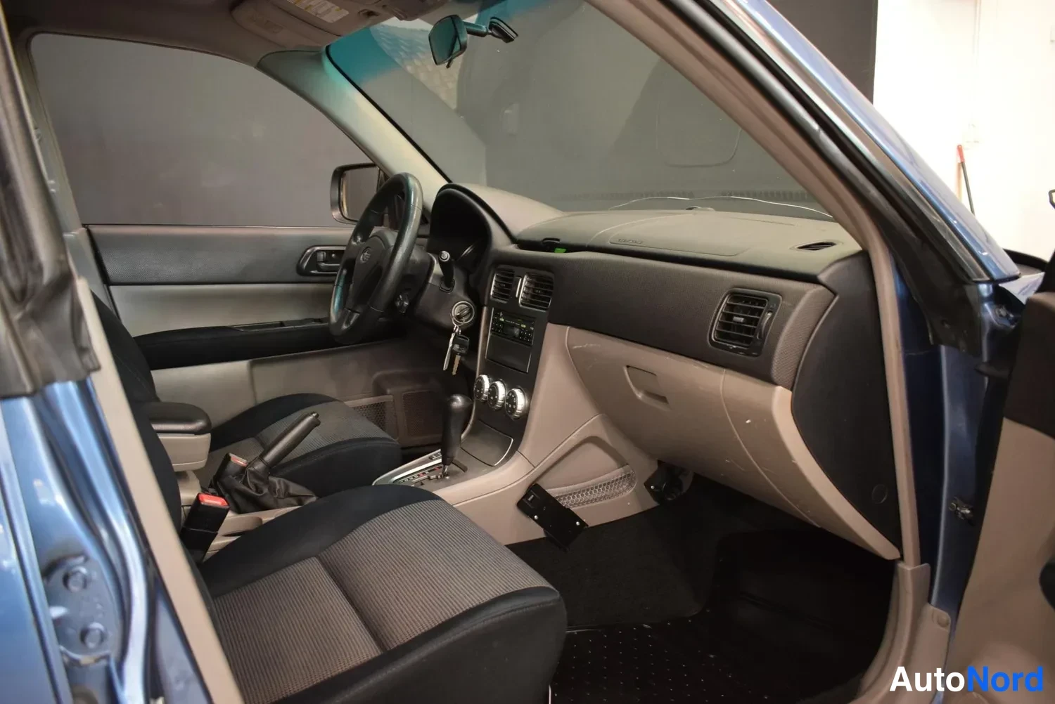 Muu: Näyttökuvaa yritysilmoituksesta: tummansininen 2007 Subaru Forester 2.0 automaattivaihteistolla, hopeiset 16 tuuman kevytmetallivanteet, 156 000 km, mittarit nä