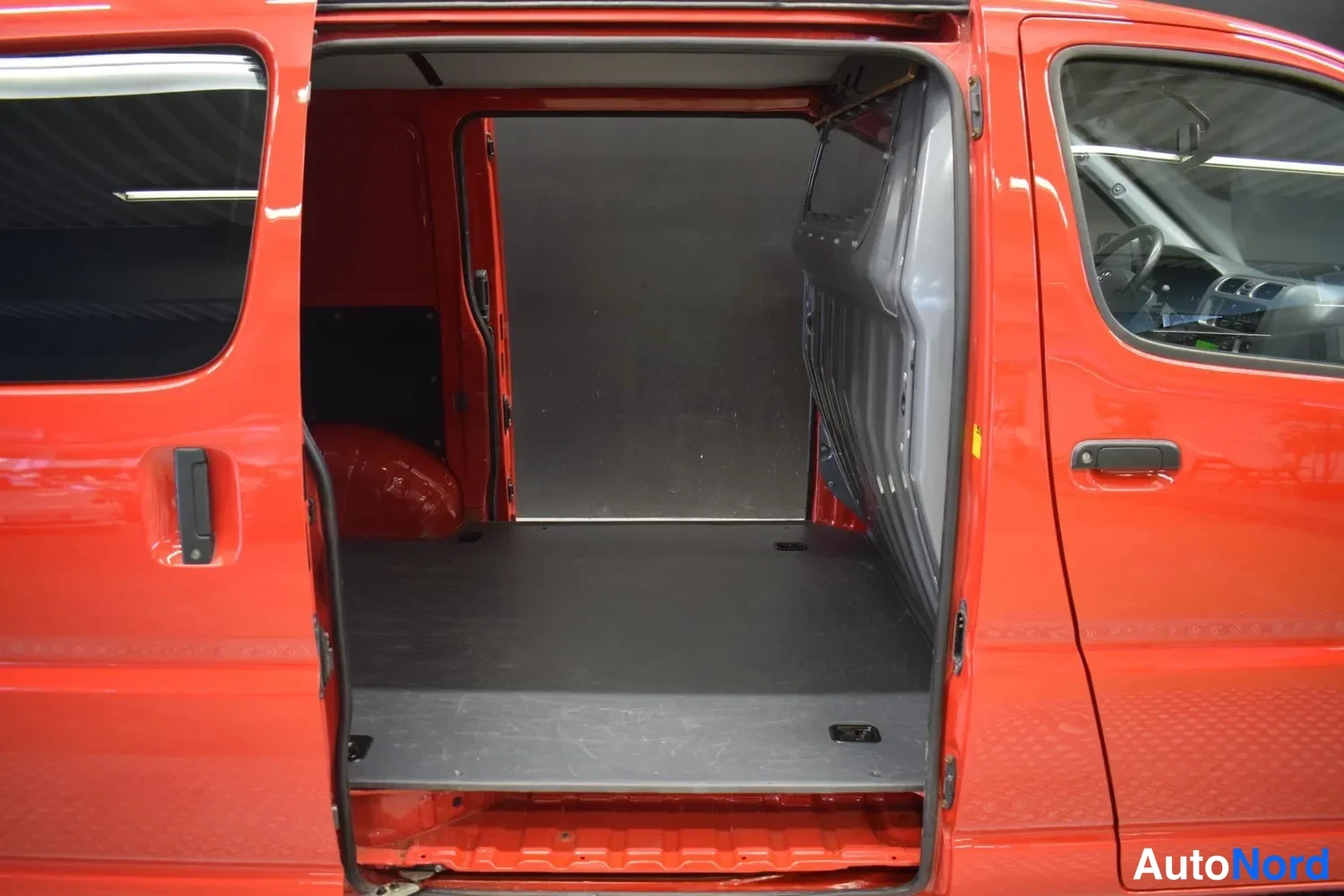 Punainen Toyota Hiace 2008, ulkokuva 17 – Raisio