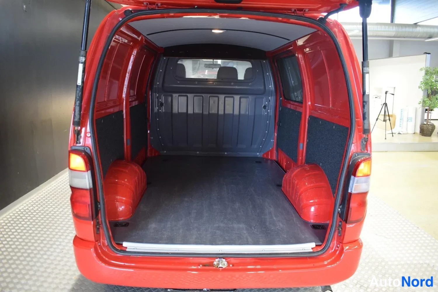 Punainen Toyota Hiace 2008, ulkokuva 18 – Raisio