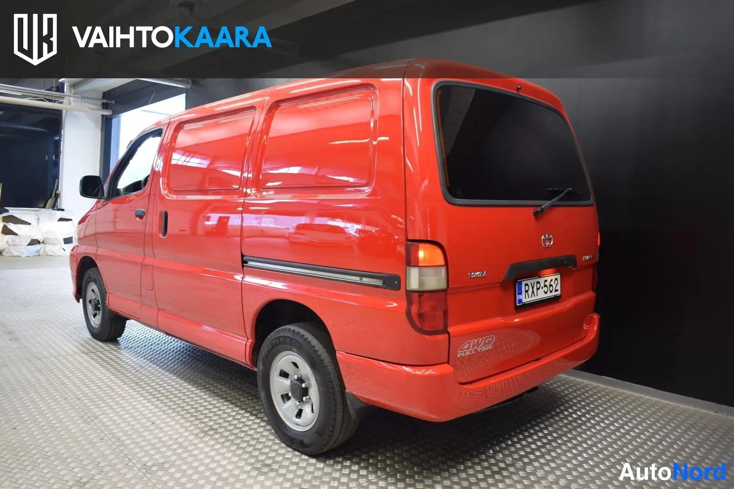 Punainen Toyota Hiace 2008, ulkokuva 3 – Raisio