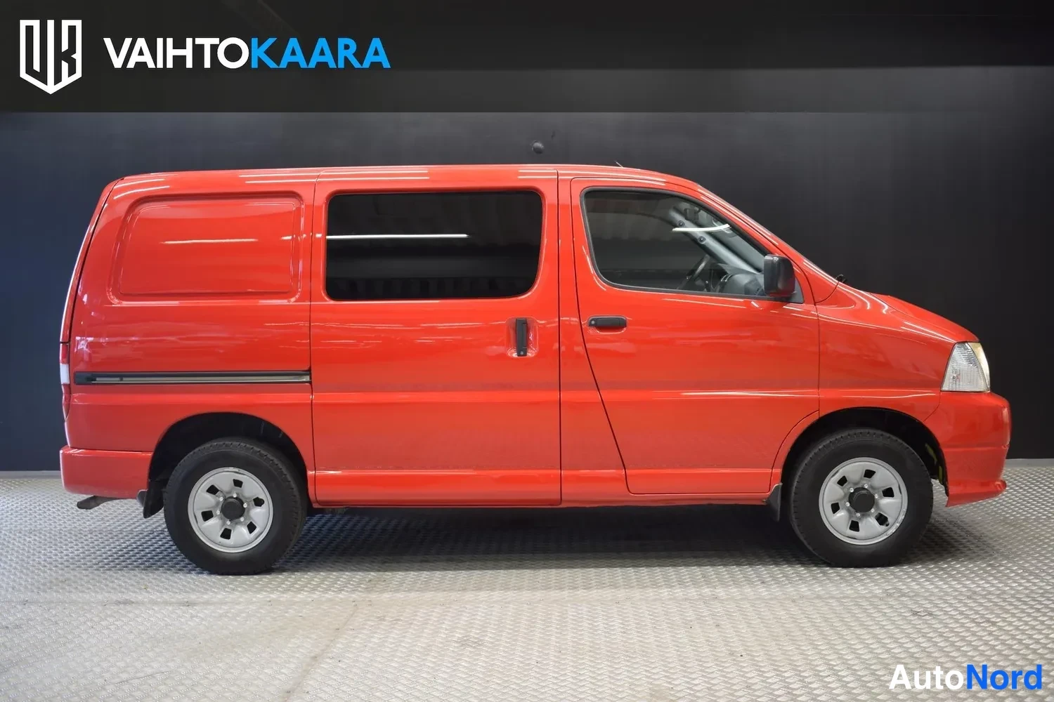 Punainen Toyota Hiace 2008, ulkokuva 5 – Raisio