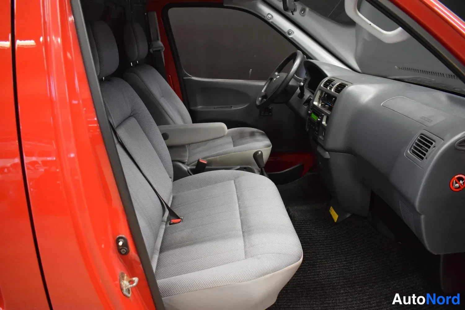Punainen Toyota Hiace 2008, ulkokuva 10 – Raisio