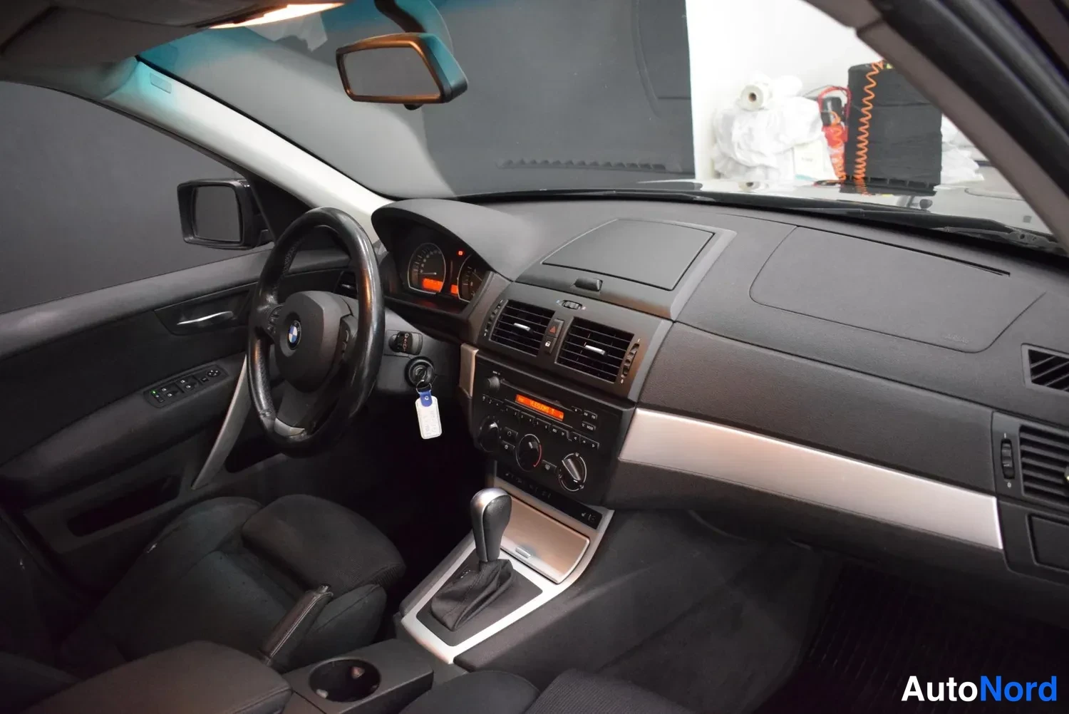 Muu: Kojelauta ja ohjaustila: BMW-ohjauspyörä, mittaristo, radio ja automaattivaihteen valitsin.