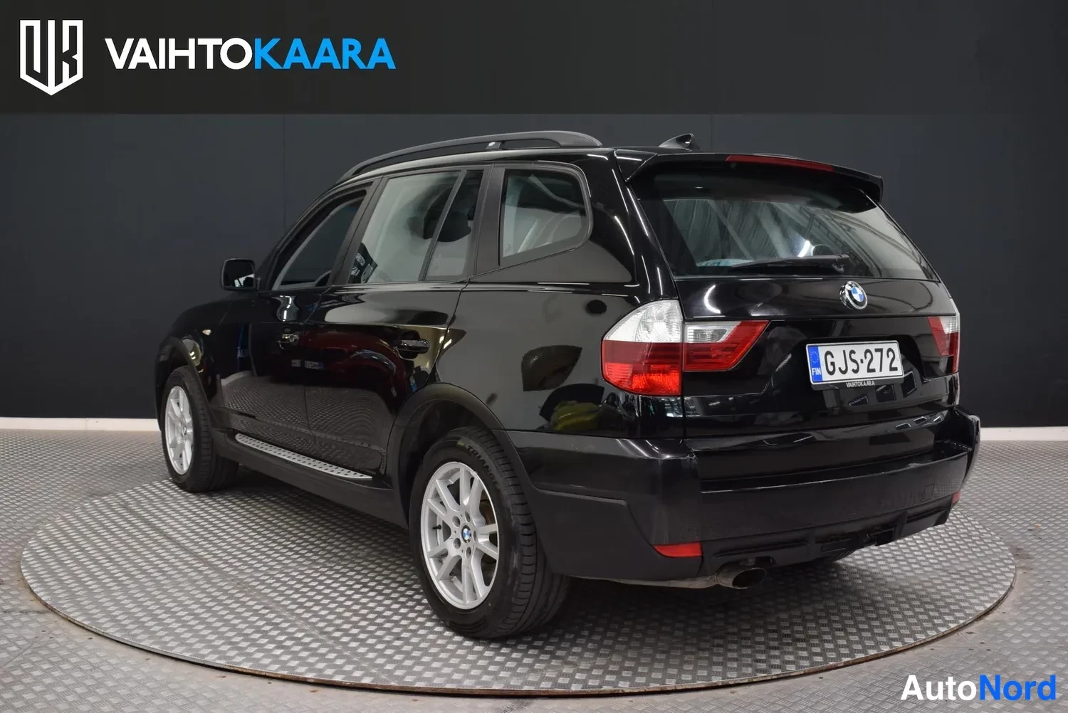 Takaviisto: Takaviistokuva mustasta BMW X3 -maasturista; takavalot, BMW-embleemi ja rekisterikilpi erottuvat selkeästi.