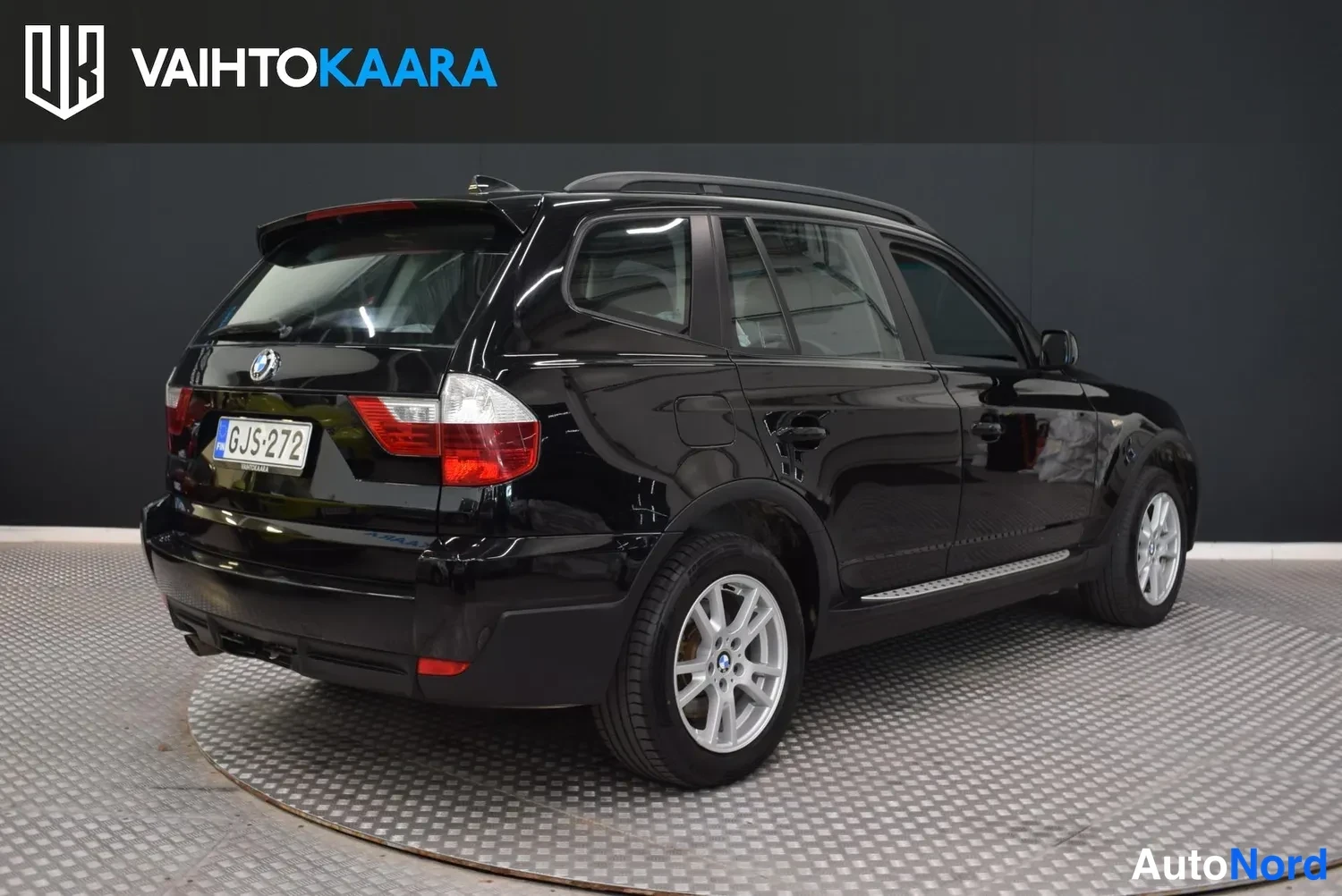 Takaviisto: Takaviistokuva oikealta mustasta BMW X3 -maasturista; takavalot,BMW-merkki ja rekisterikilpi näkyvät korin oikeaa kylkea vasten.