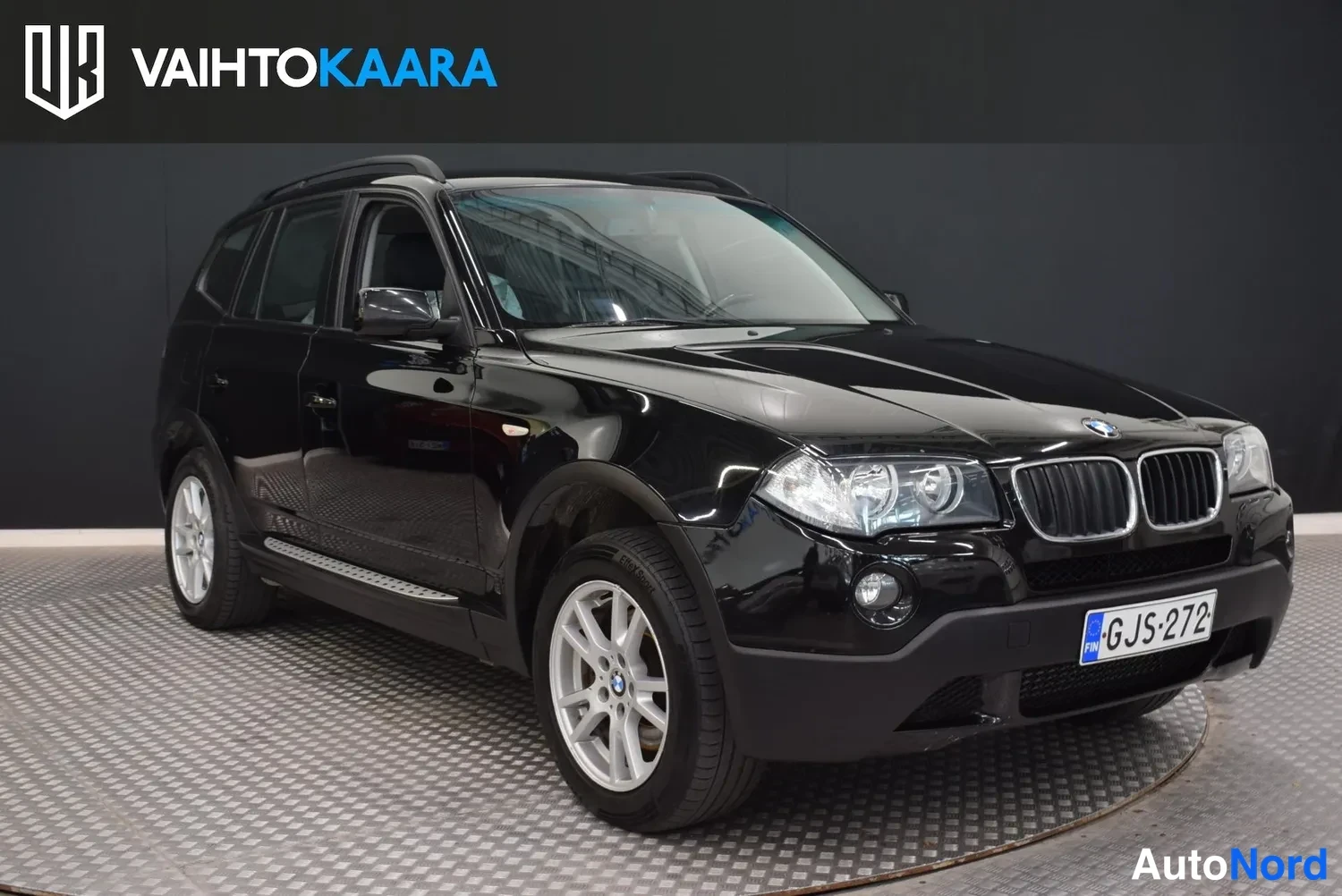 Etuviisto, nokka oikealle: Mustan BMW X3:n etunurkkaus etualalta oikealta, keulailme ja rekisterikilpi näkyvissä.